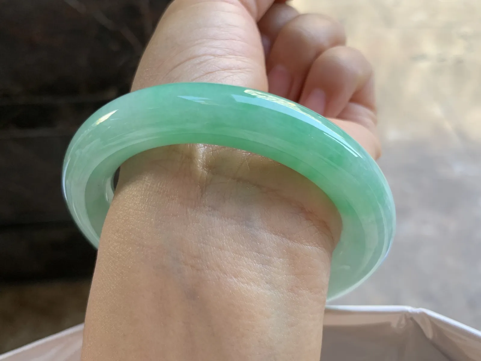 56.5-11.2mm
带色圆条手镯 底子细腻 颜色漂亮