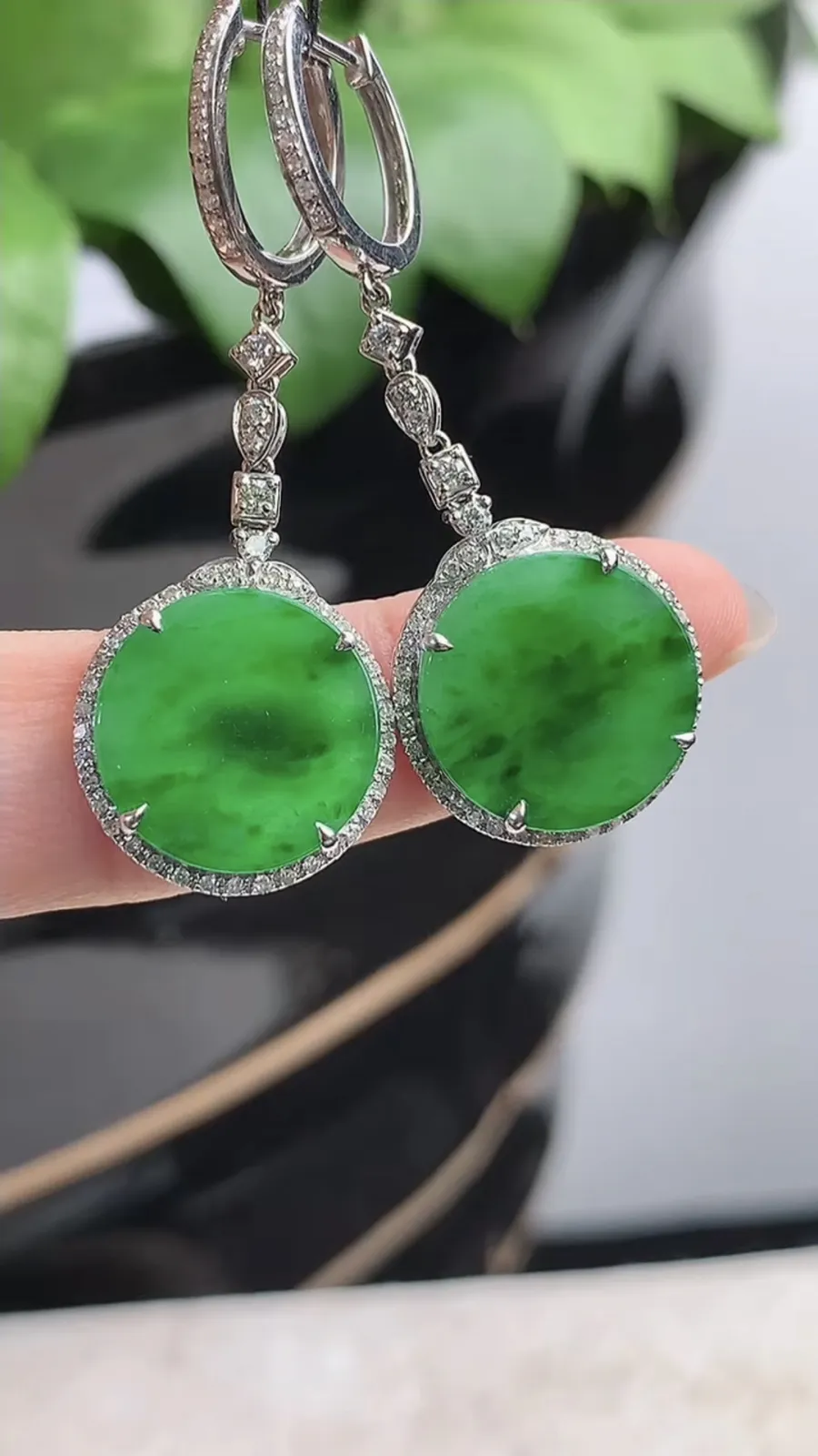 a货翡翠老坑冰种18K金伴钻镶嵌满绿无事牌耳坠 尺寸13.4×4.3mm 重量6.43g 1203