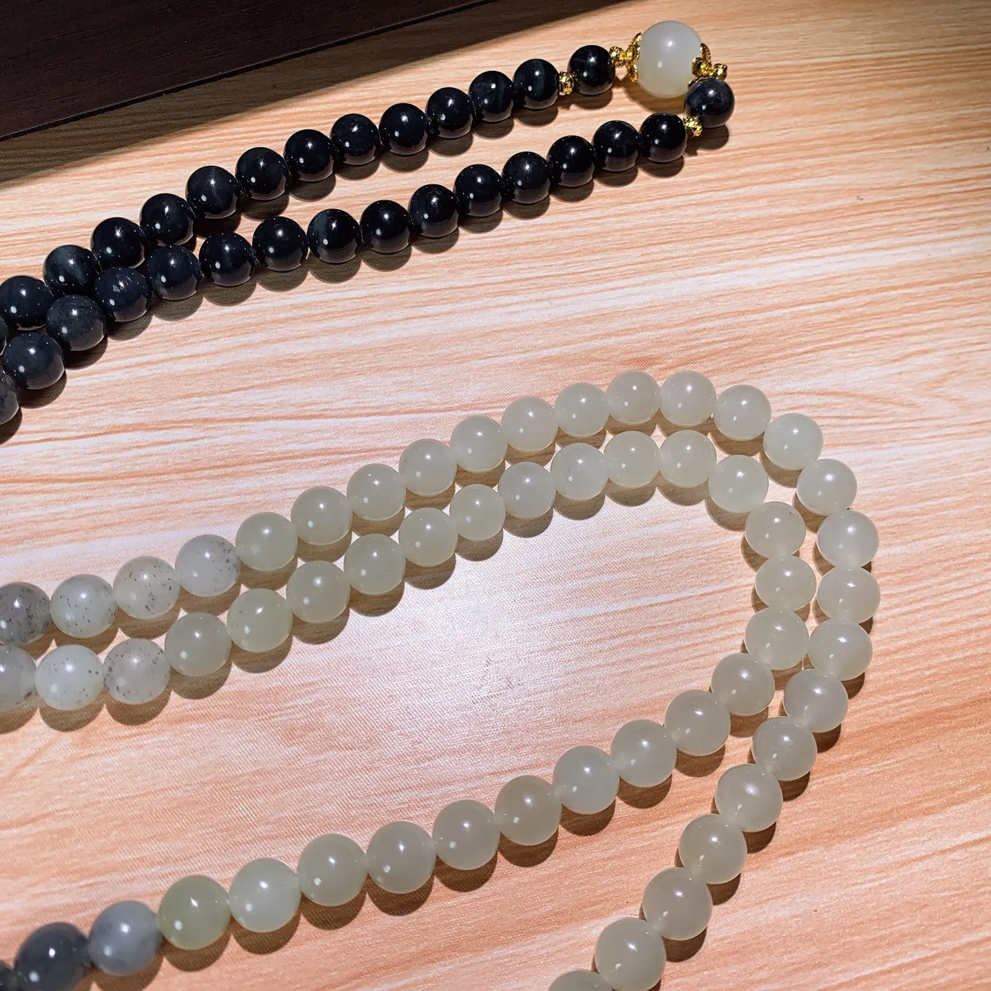 新疆和田玉籽料青花108佛珠项链。单颗尺寸8！玉质细腻油润。手推出油。佩戴高端典雅。lt251203