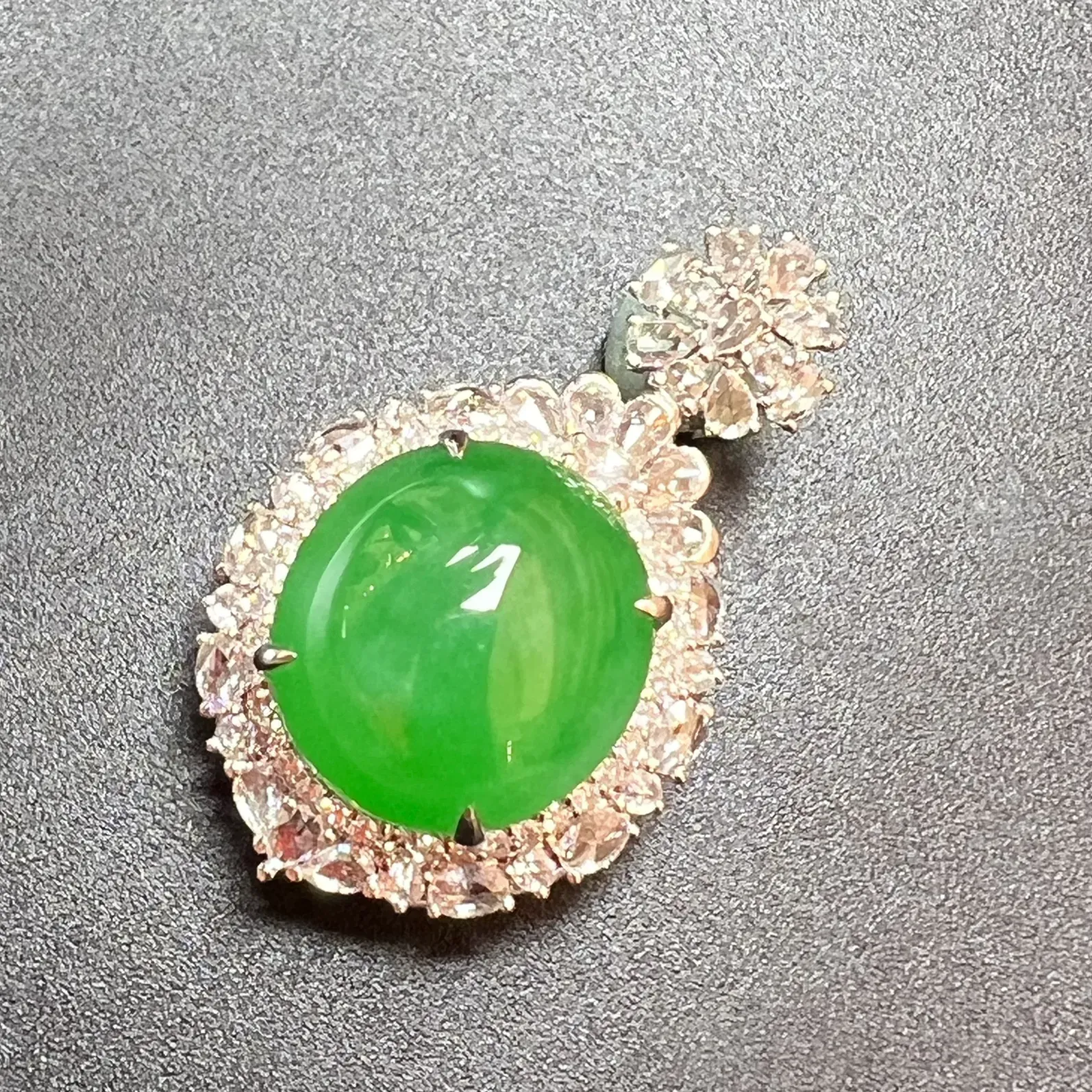 满绿蛋坠种色俱佳，饱满，整体尺寸31*18.8*14.3 裸石尺寸14.1*13.1*6.5