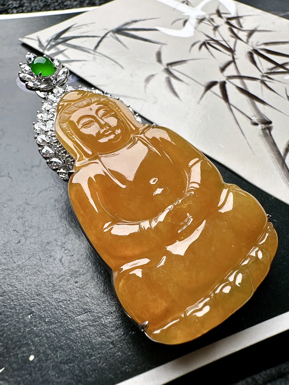 【冰种黄翡观音吊坠】质地细腻，工艺很好，饱满圆润，18k金钻镶嵌，裸石尺寸53.7*32.5*4.5