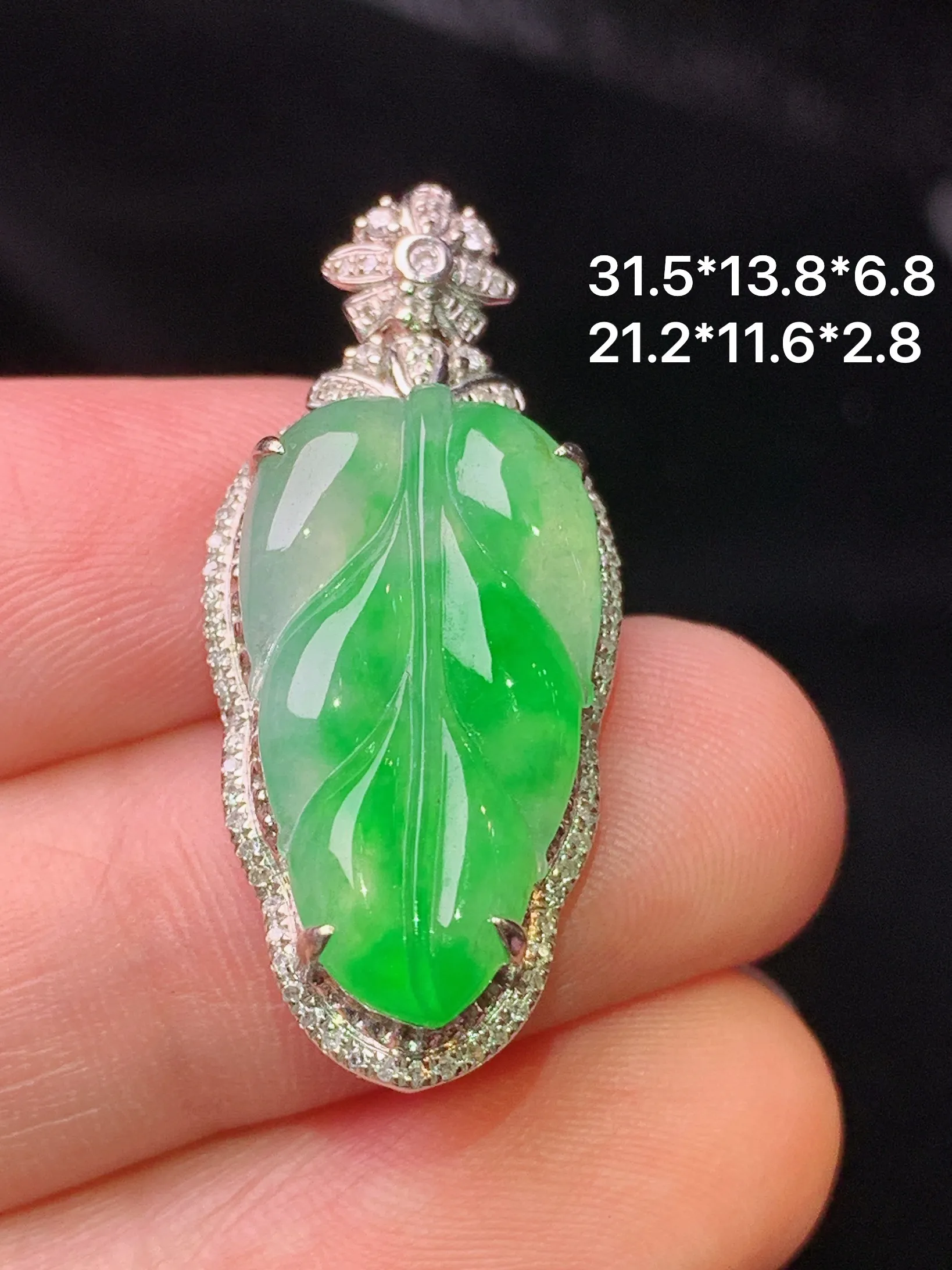 18k金钻镶嵌翠绿树叶吊坠 玉质细腻 色泽清新艳丽 整体尺寸31.5*13.8*6.8