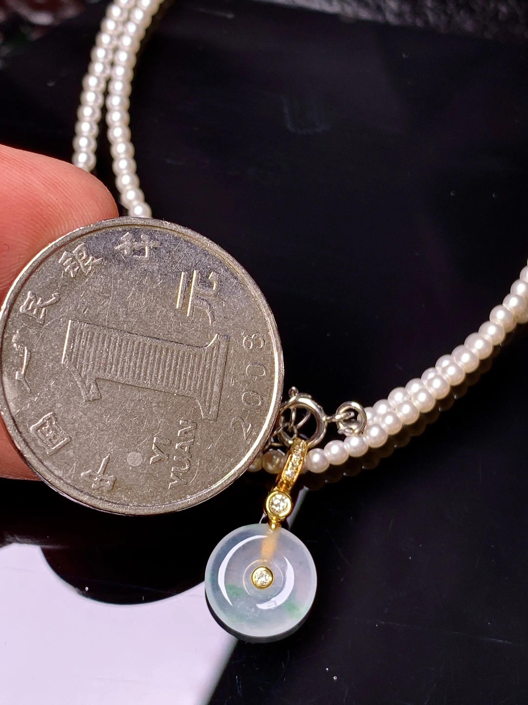 18k金钻镶嵌冰种平安扣吊坠 玉质细腻 色泽清新艳丽 裸石尺寸9.7*2.5