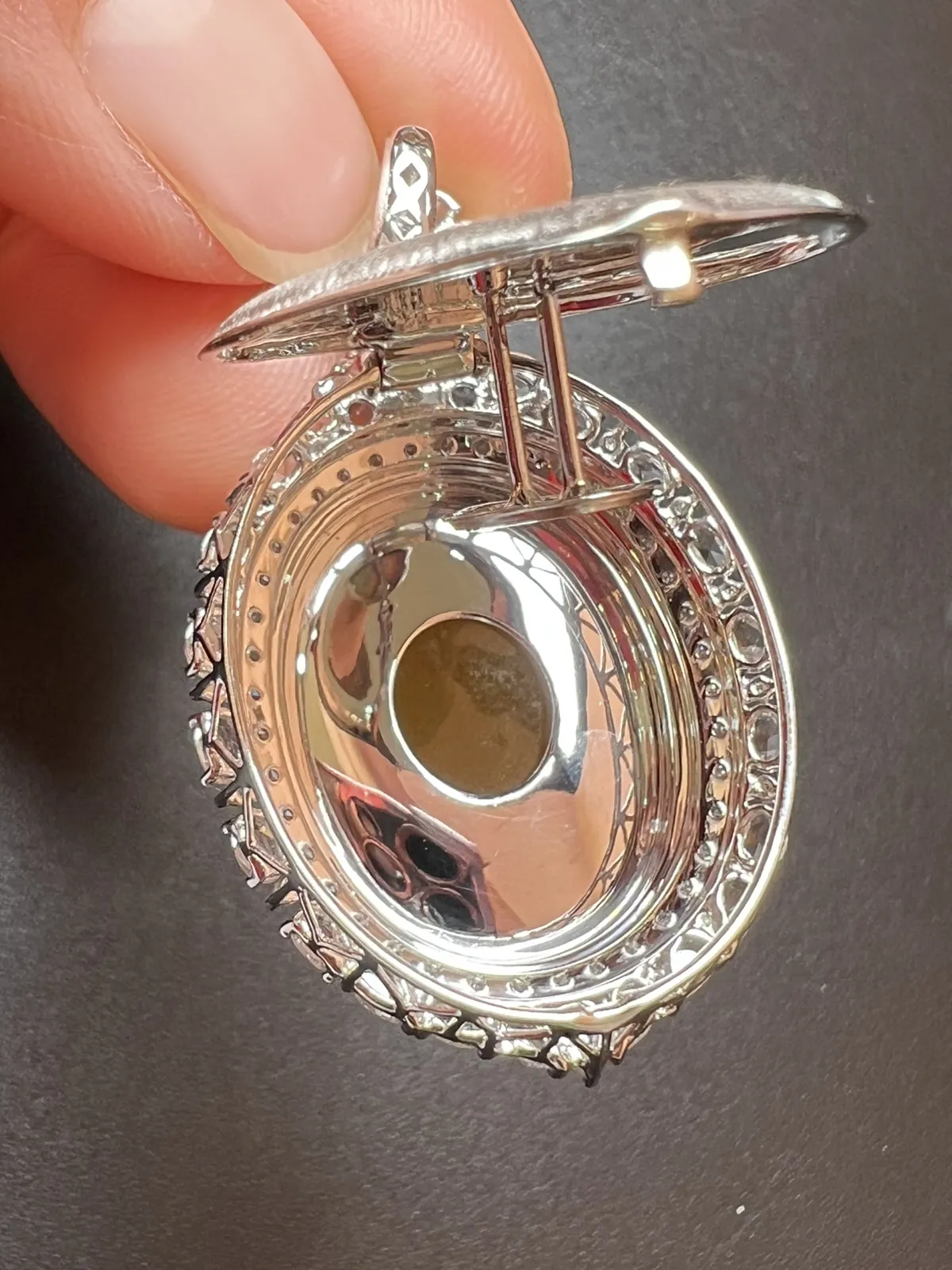 级品黄大蛋坠没有电黄底，整体尺寸43*25.5*16.1 裸石尺寸22.5*17.6*6.5