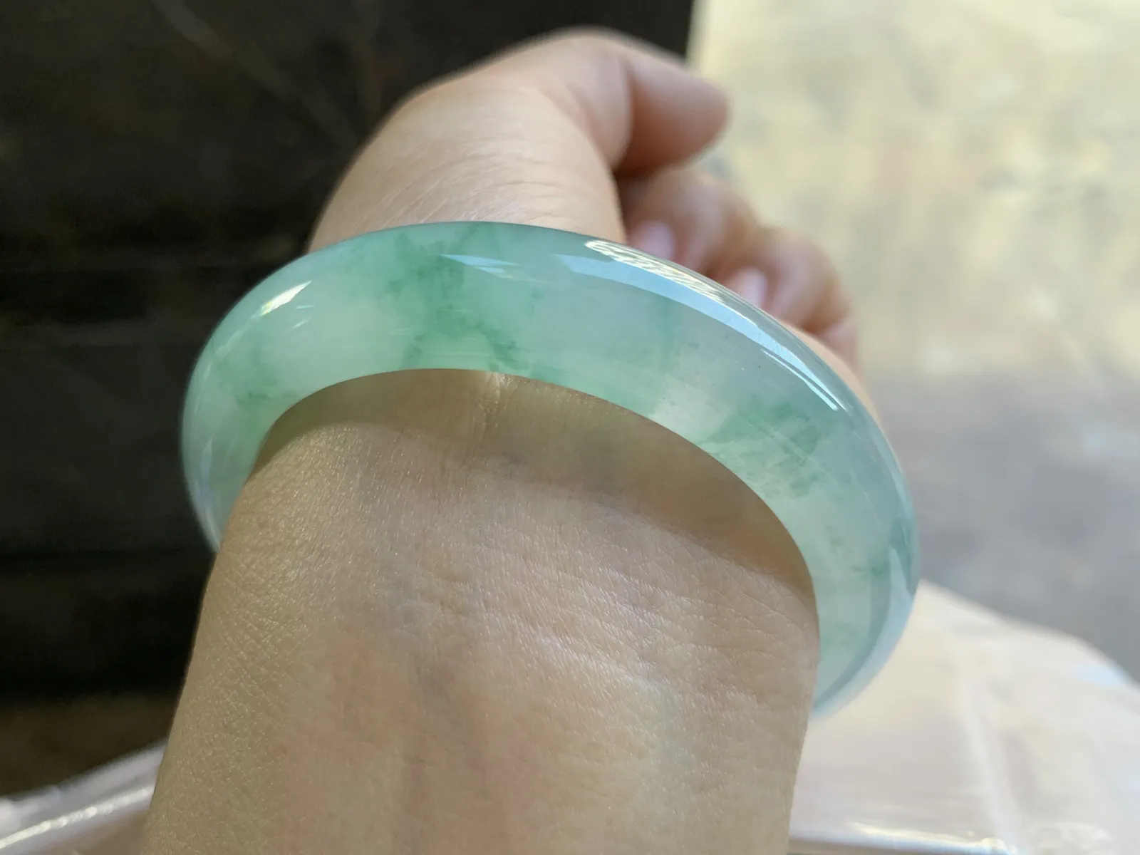 51.5-12.4-8mm
冰种绿花手镯 水润光泽 花色漂亮