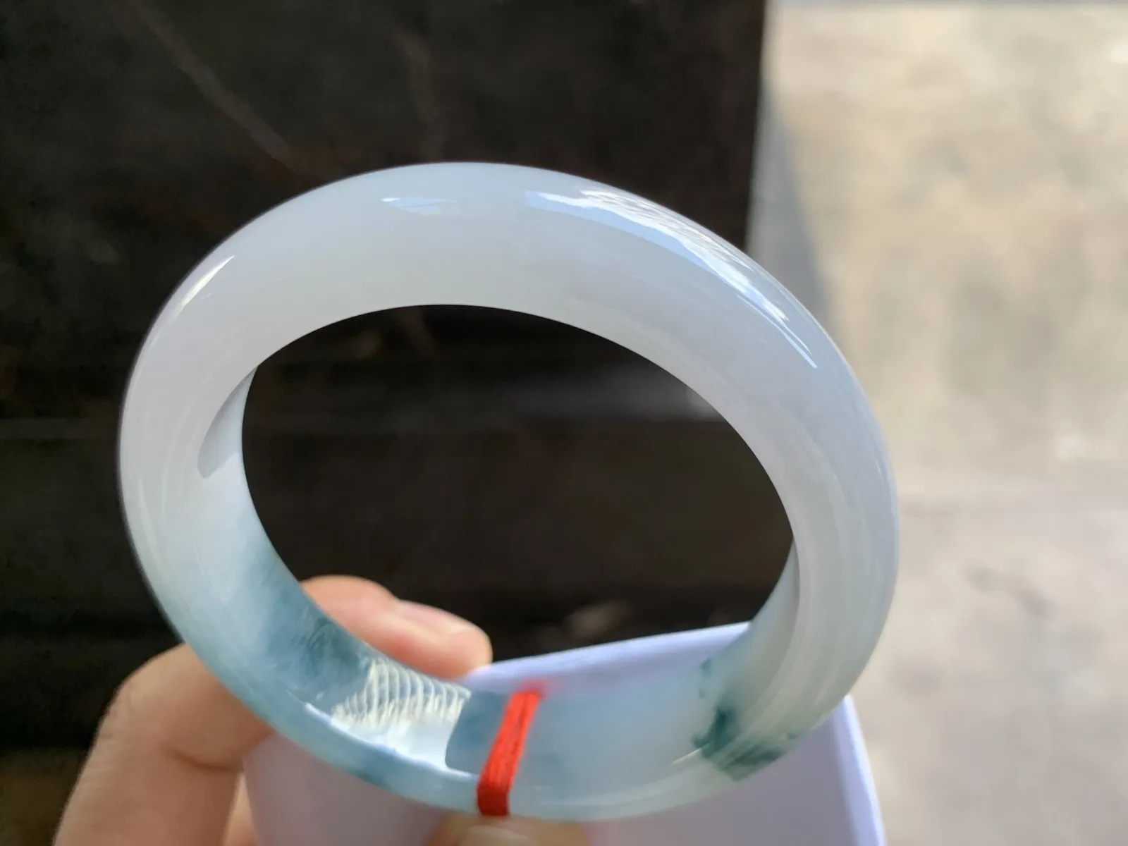 56.5-14-9.2mm
冰种飘花手镯 种好水润 干净细腻 花色漂亮