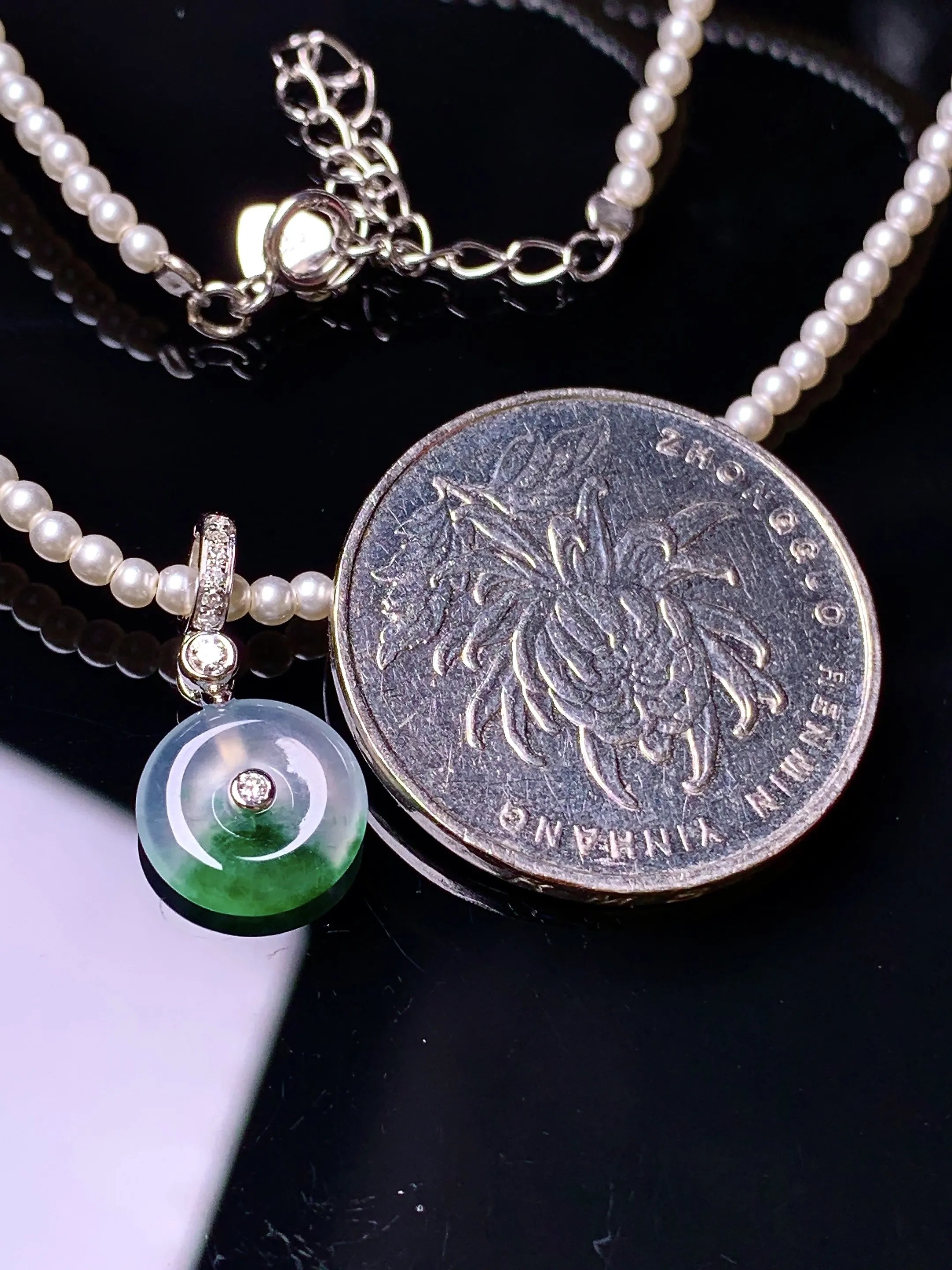 18k金钻镶嵌飘绿平安扣吊坠 玉质细腻 色泽清新艳丽 裸石尺寸9.7*3