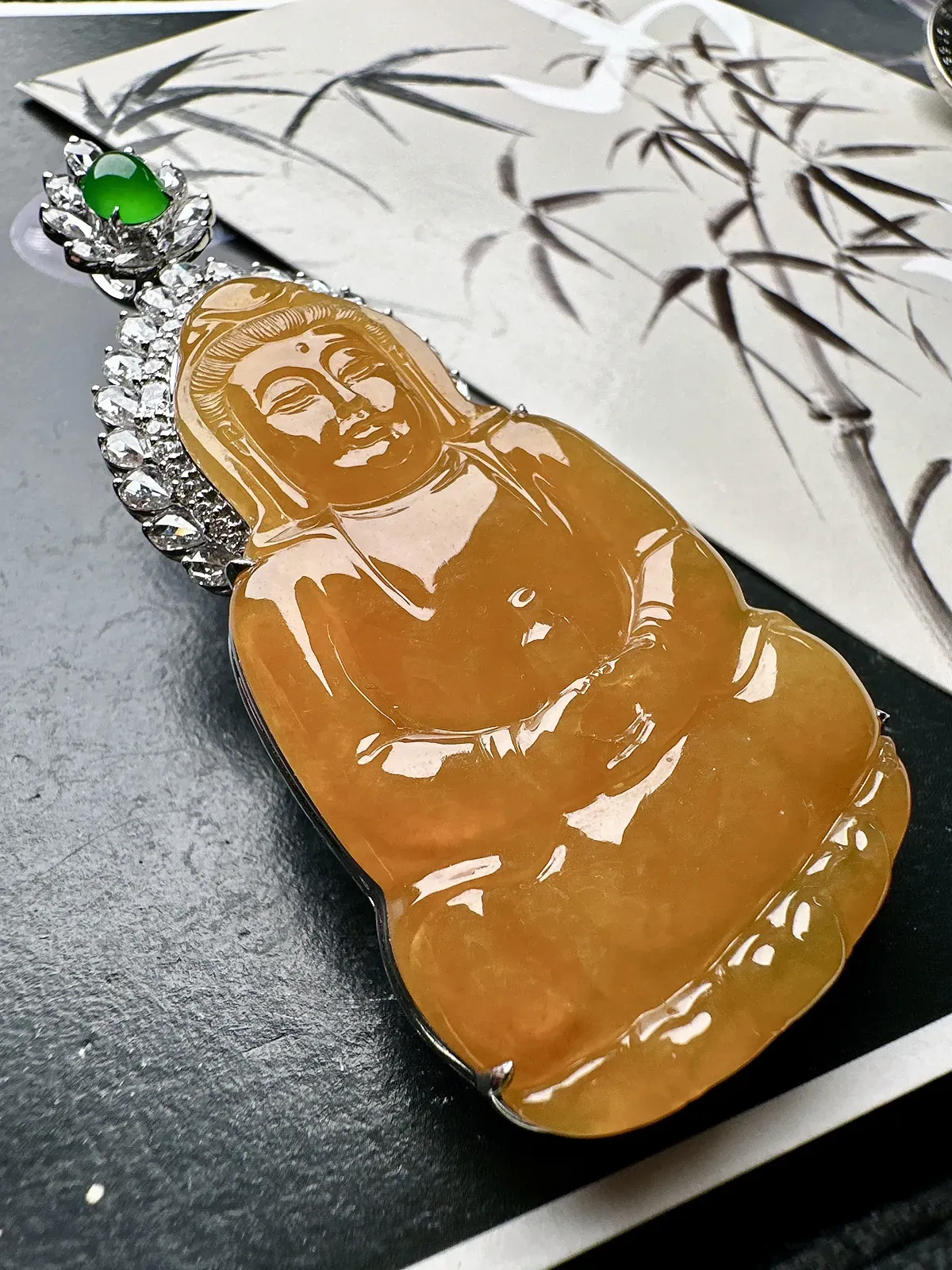 【冰种黄翡观音吊坠】质地细腻，工艺很好，饱满圆润，18k金钻镶嵌，裸石尺寸53.7*32.5*4.5毫米，收藏价值