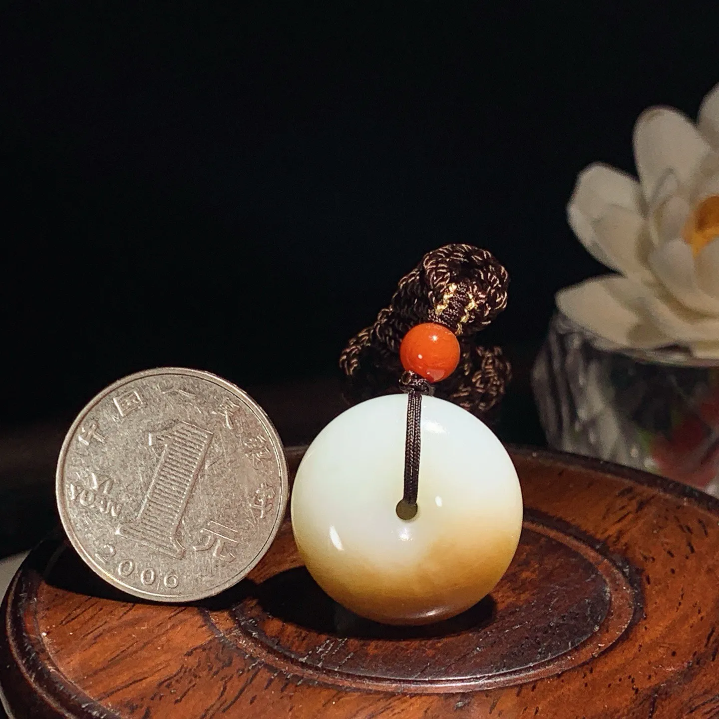 新疆和田玉且末糖平安扣挂件。尺寸24/12重14.8克。玉质细腻油润。手推出油。佩戴高端典雅。lt251203