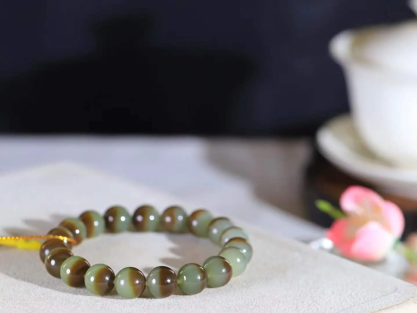 【珠圆玉润.手串】

精品️和田玉糖白玉珠圆玉润手串 玉质温润细腻  整串打磨圆润，佩戴舒适。珠珠