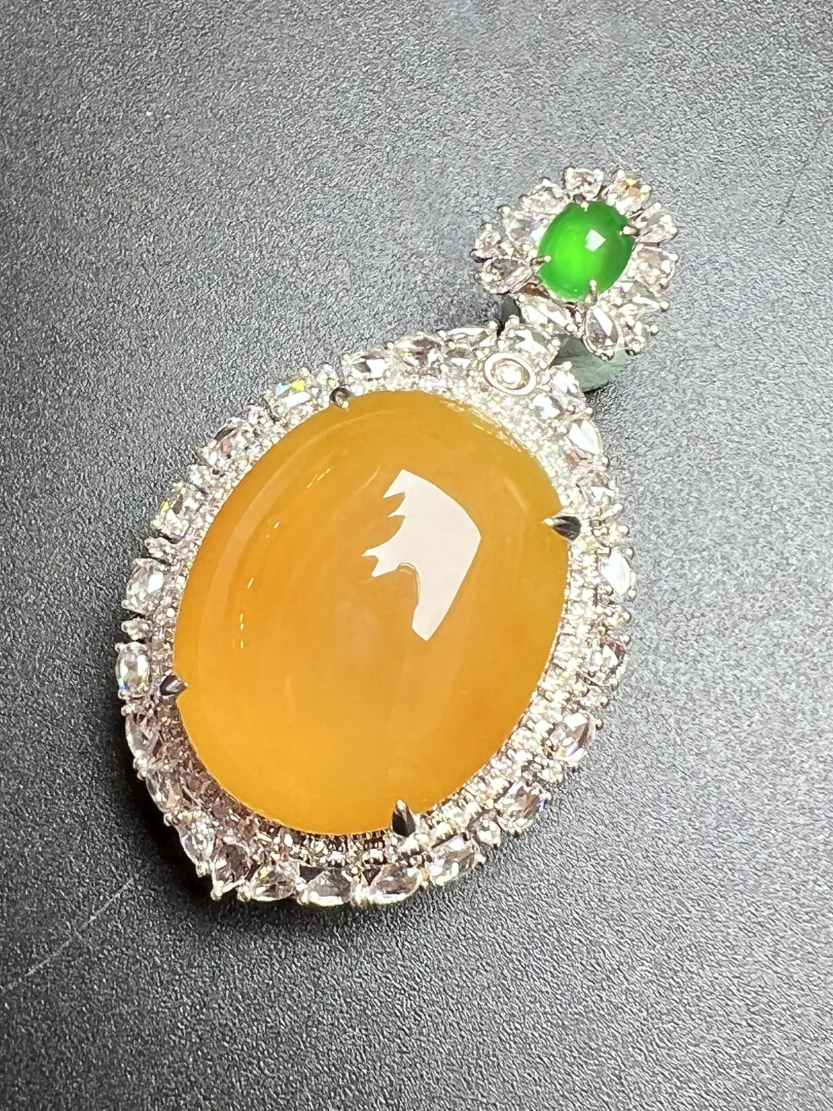 级品黄大蛋坠没有电黄底，整体尺寸43*25.5*16.1 裸石尺寸22.5*17.6*6.5