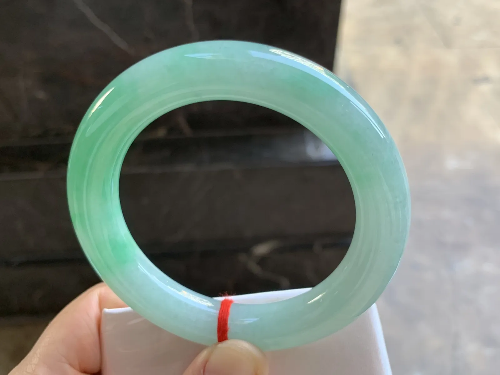 56.5-11.2mm
带色圆条手镯 底子细腻 颜色漂亮