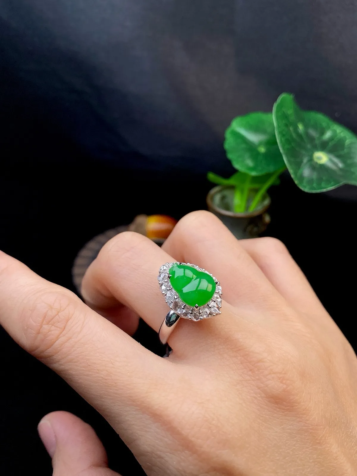 【冰种满绿葫芦】吊坠、戒指两用款质地细腻，冰润起光，胶感强烈，冰感明显，18K金钻精美镶嵌，裸石尺寸11.6*9.1*3.1毫米