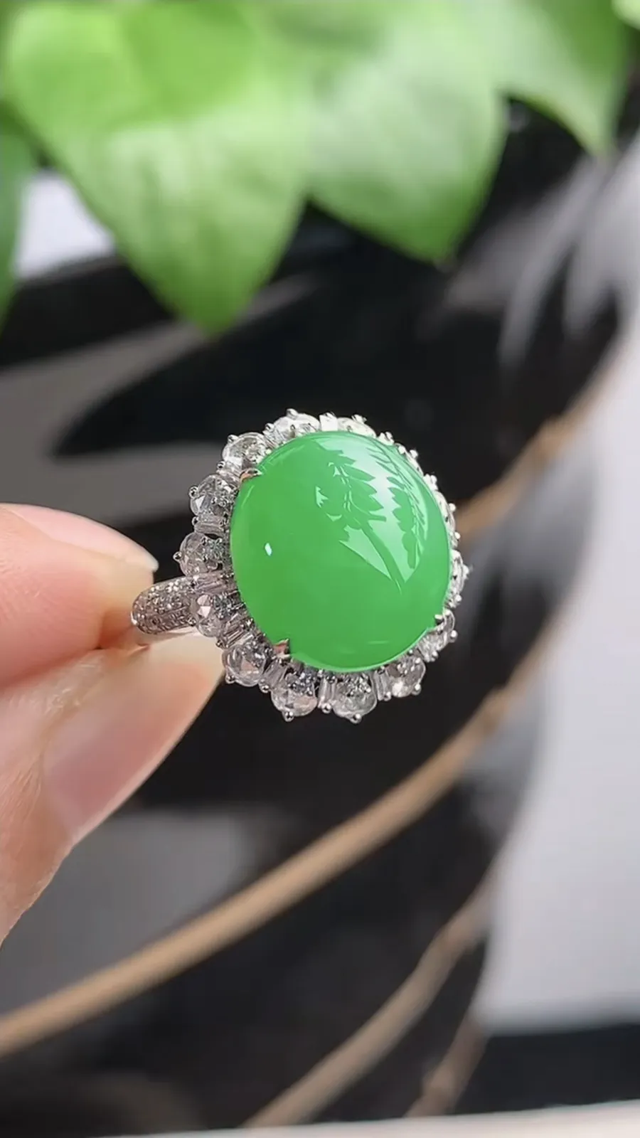 a货翡翠老坑冰种18K金伴钻镶嵌阳绿蛋面戒指 圈口17.6裸石尺寸11.5×10.5mm 重量3.82g 1204