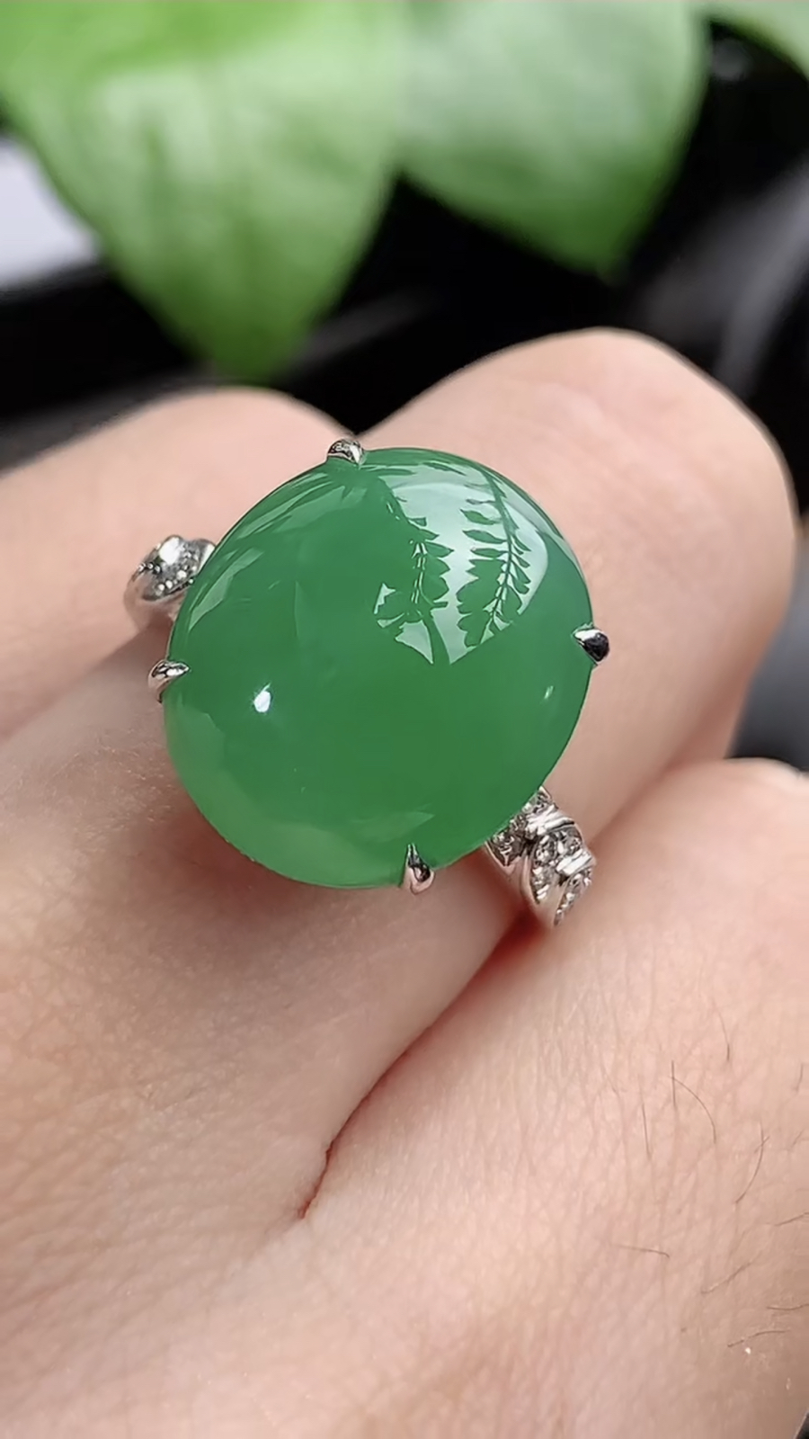 a货翡翠老坑冰种18K金伴钻镶嵌阳绿蛋面戒指 圈口17.7裸石尺寸15.2×13mm 重量6.33g 1204