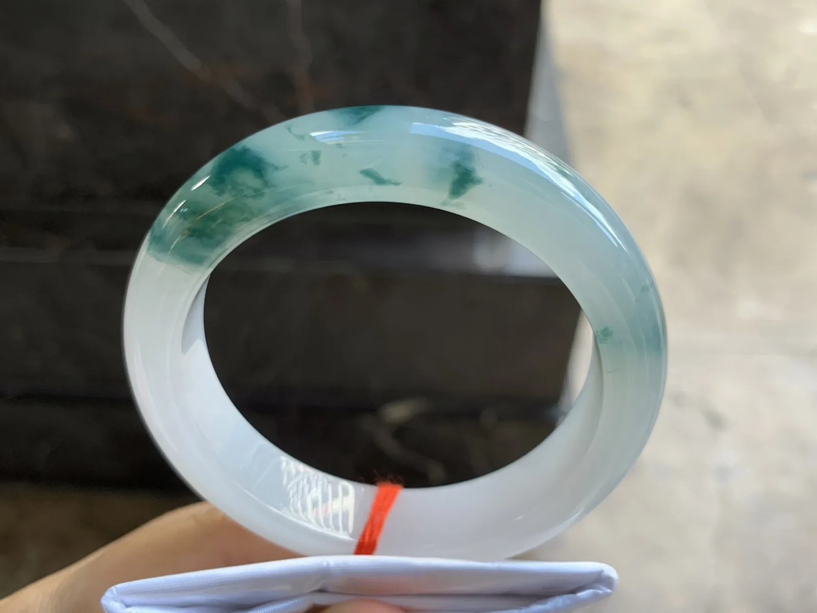 56.5-14-9.2mm
冰种飘花手镯 种好水润 干净细腻 花色漂亮