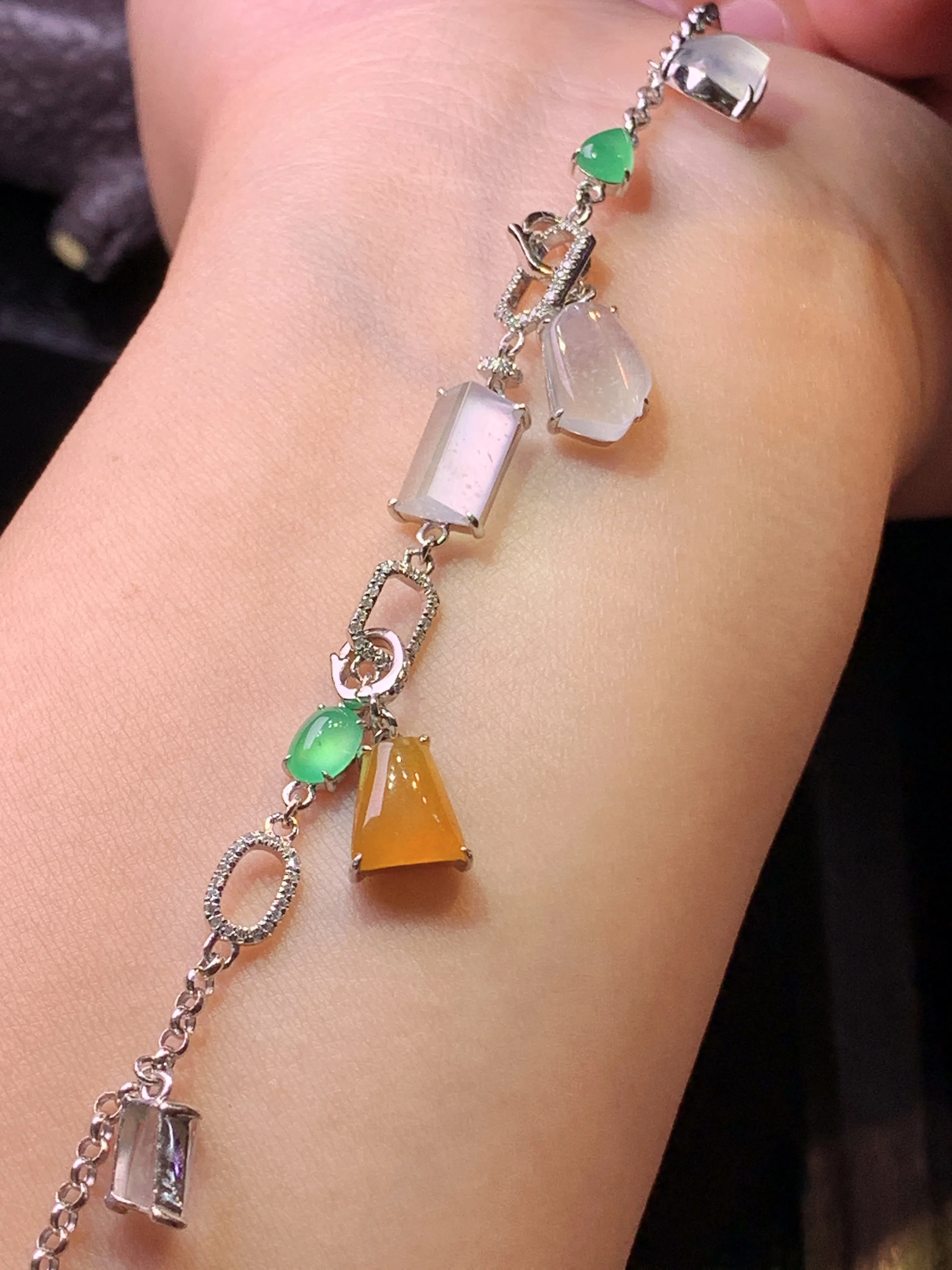 18k金钻镶嵌多彩多宝手链吊坠两用款 玉质细腻 色泽清新艳丽 裸石尺寸9*6*3