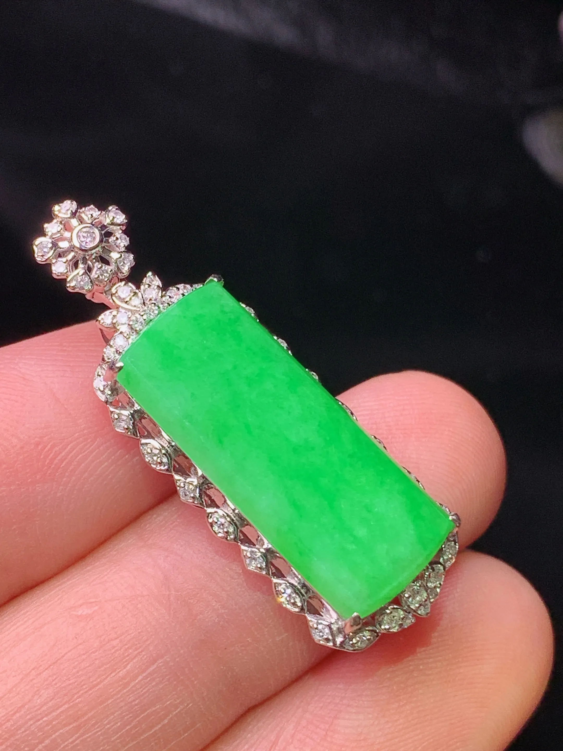 18k金钻镶嵌翠绿无事牌吊坠 玉质细腻 色泽清新艳丽 整体尺寸32.8*11.6*7.5