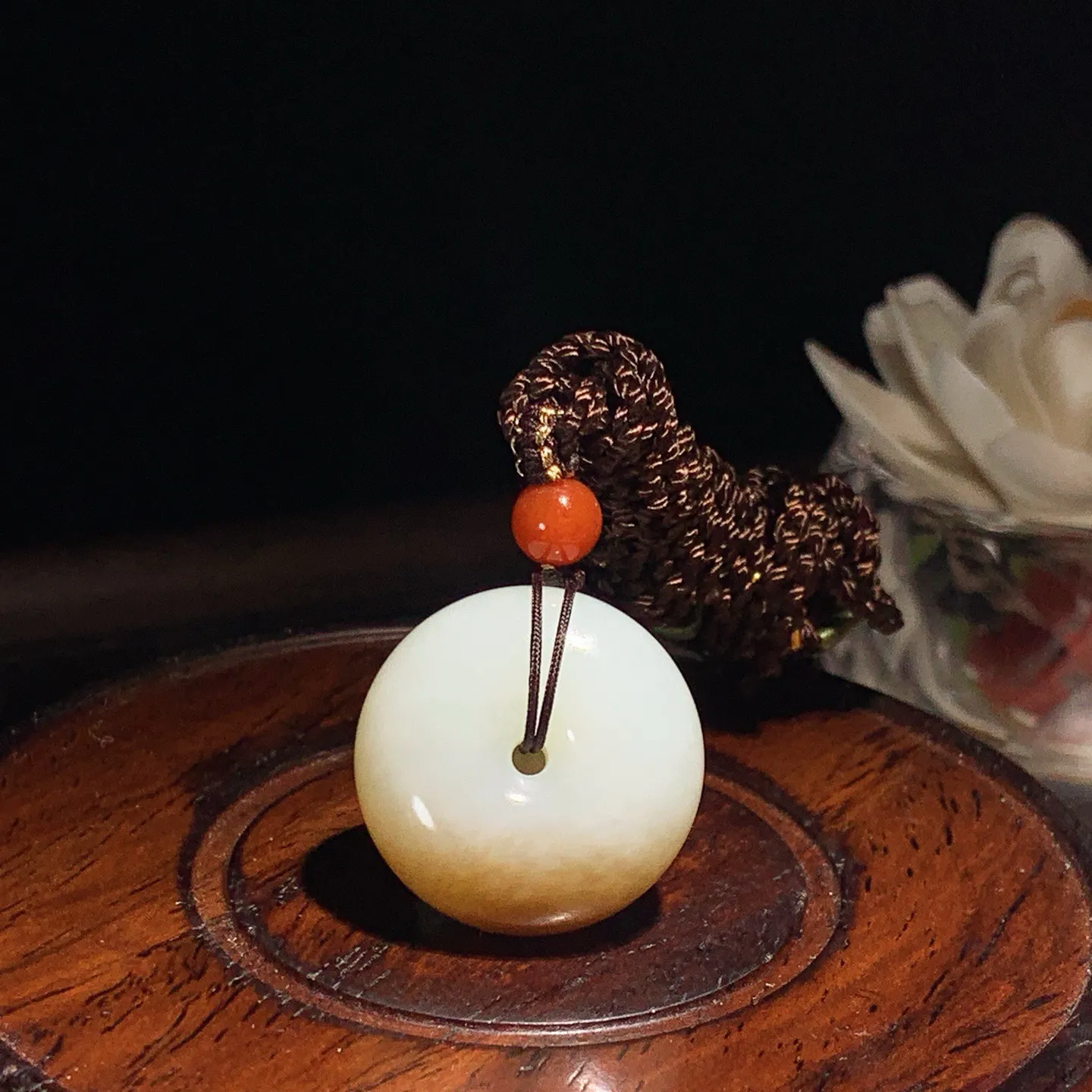 新疆和田玉且末糖平安扣挂件。尺寸24/12重14.8克。玉质细腻油润。手推出油。佩戴高端典雅。lt251203