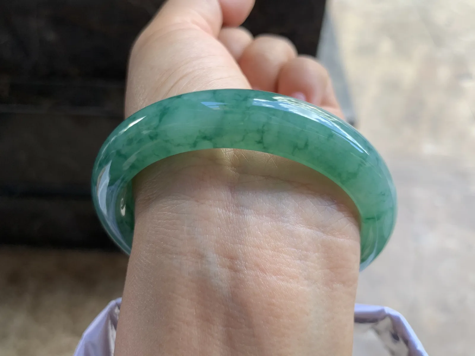 56.5-12.5-8.2mm
色花手镯 底子细腻 花色漂亮