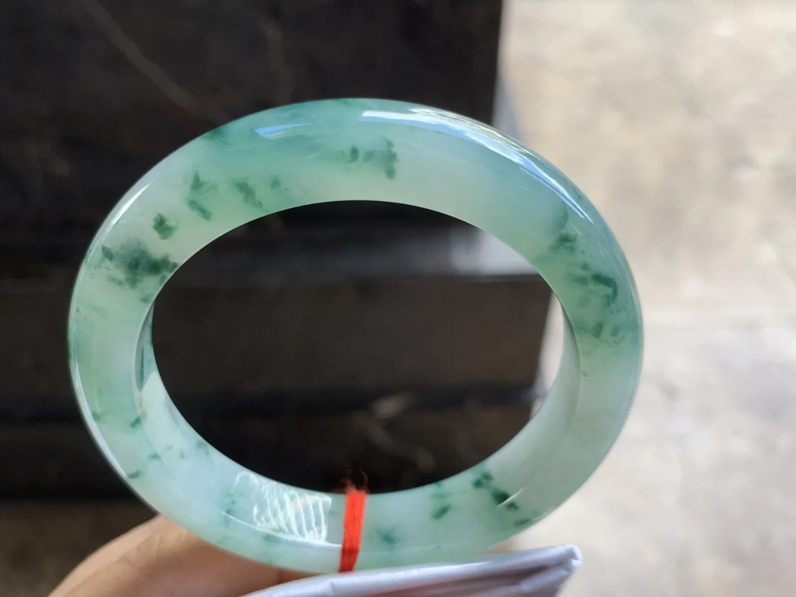 58.5-13-9.7mm
冰种飘花手镯 水润光泽 花色漂亮