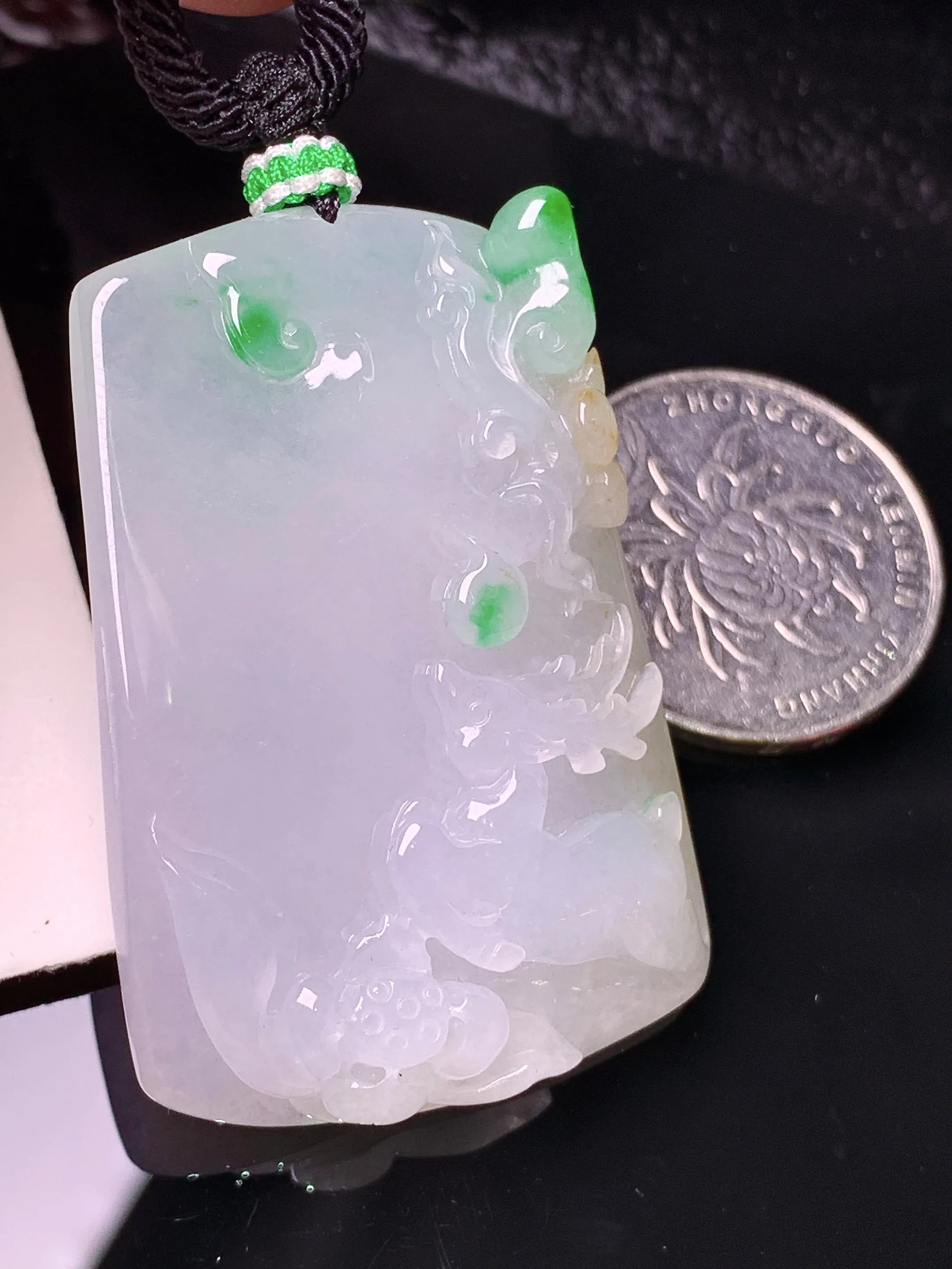 飘绿梅花鹿吊坠 玉质细腻 色泽清新艳丽 整体尺寸46.8*32.3*9