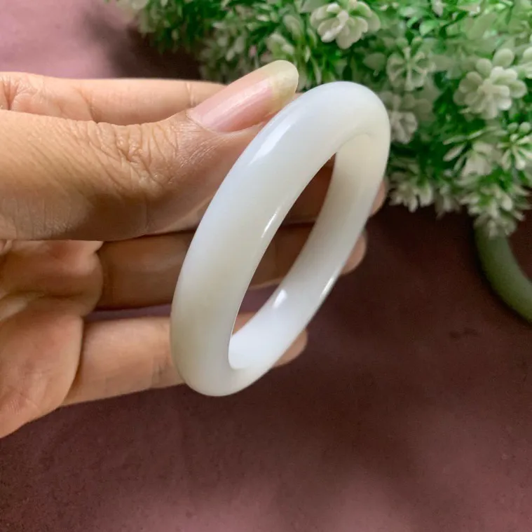 和田玉57.5圈口羊脂白手镯，玉质细腻油润 底色纯净 无裂无杂 脂粉好，品质好