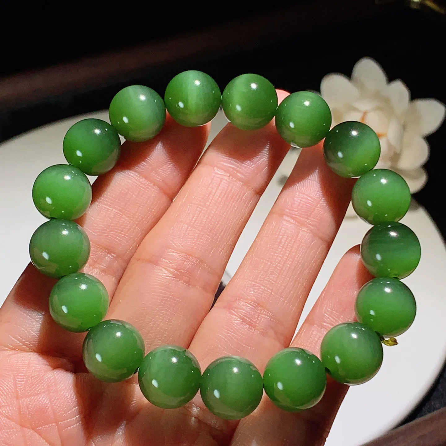 和田玉菠菜绿猫眼俄罗斯碧玉手串。单颗尺寸12！玉质细腻油润。手推出油。佩戴高端典雅。lt251203