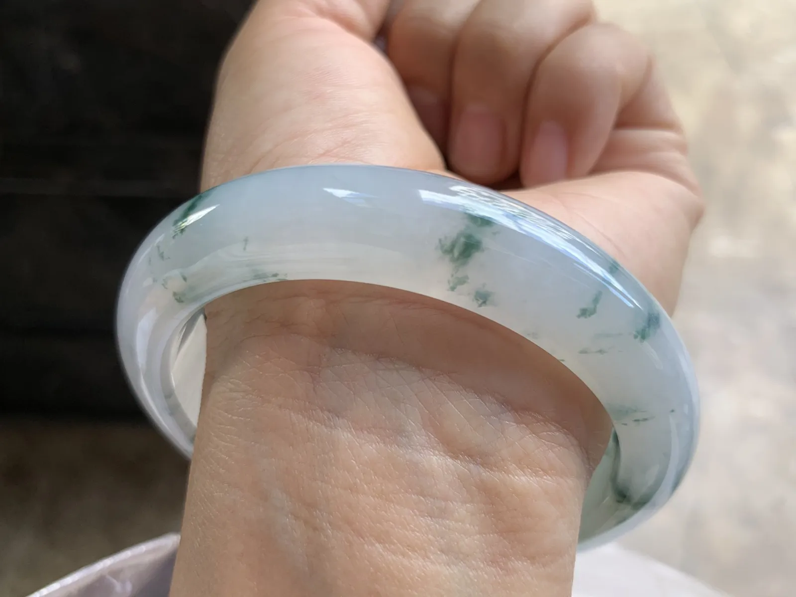 60-13.4-9.4mm
飘花大圈口手镯 底子细腻 花色灵动