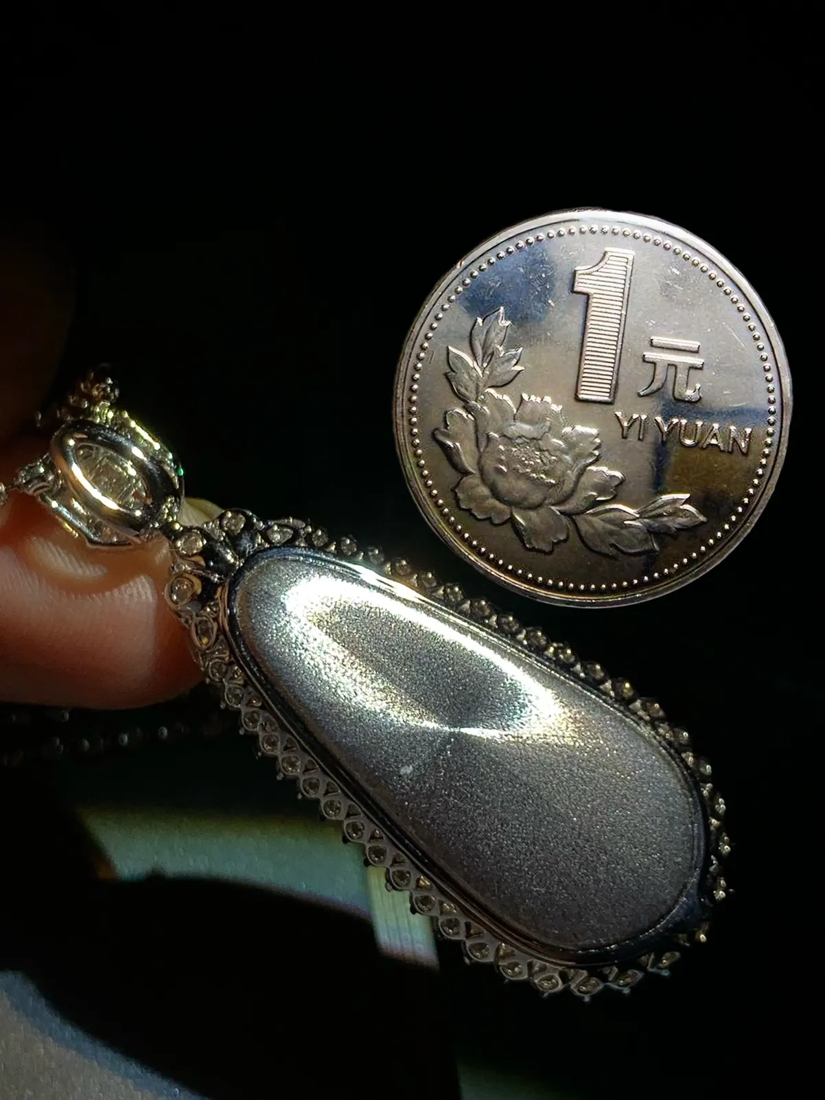 辣绿四季平安豆子，裸石32-14.5-3mm，
整体47.5-19-11.5mm，18K金，南非钻，
11.18g，不含链