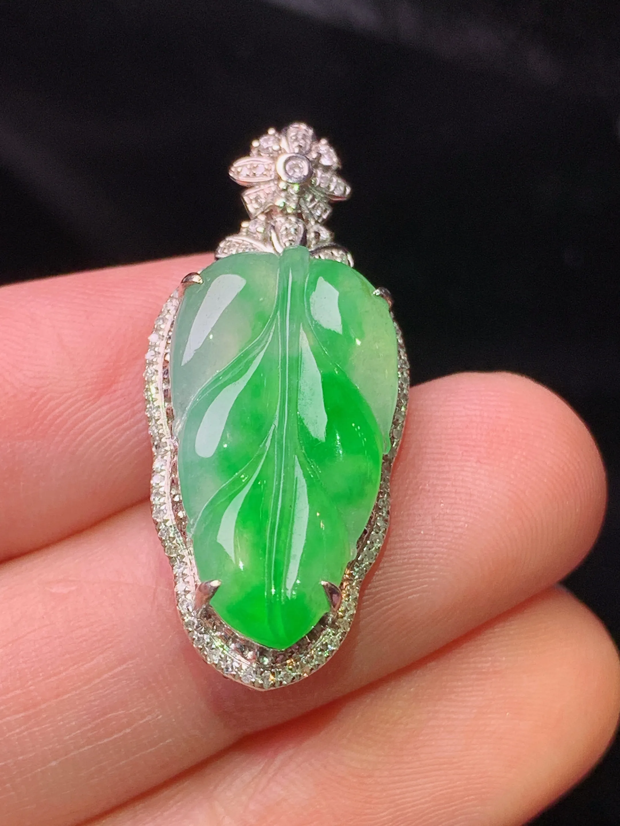 18k金钻镶嵌翠绿树叶吊坠 玉质细腻 色泽清新艳丽 整体尺寸31.5*13.8*6.8