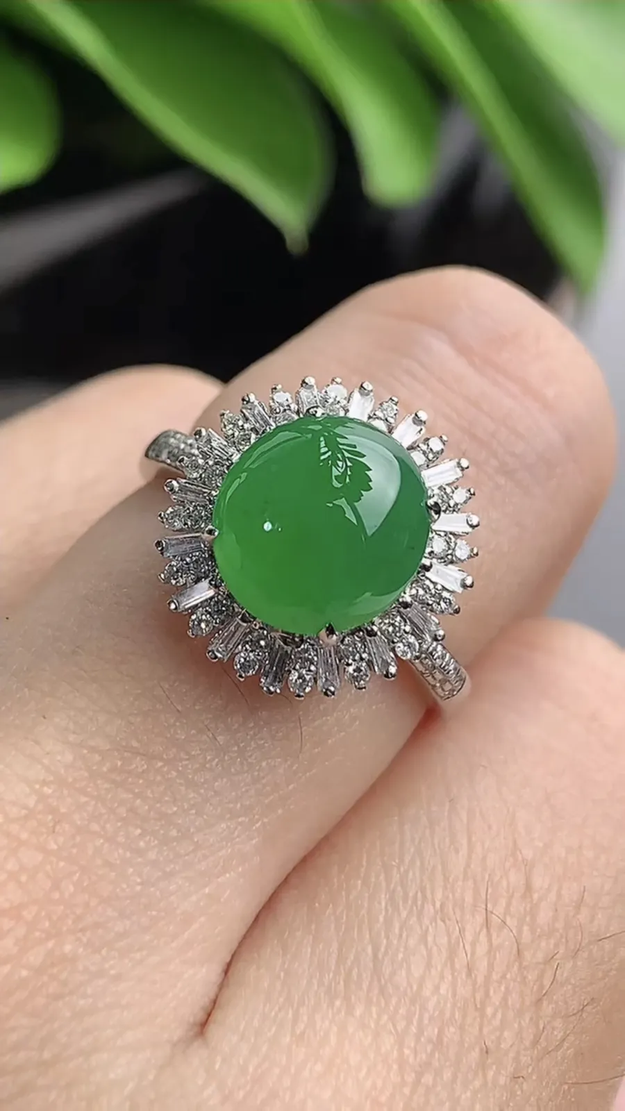 a货翡翠老坑冰种18K金伴钻镶嵌阳绿蛋面戒指 圈口17.4裸石尺寸9.4×8.5mm 重量3.72g