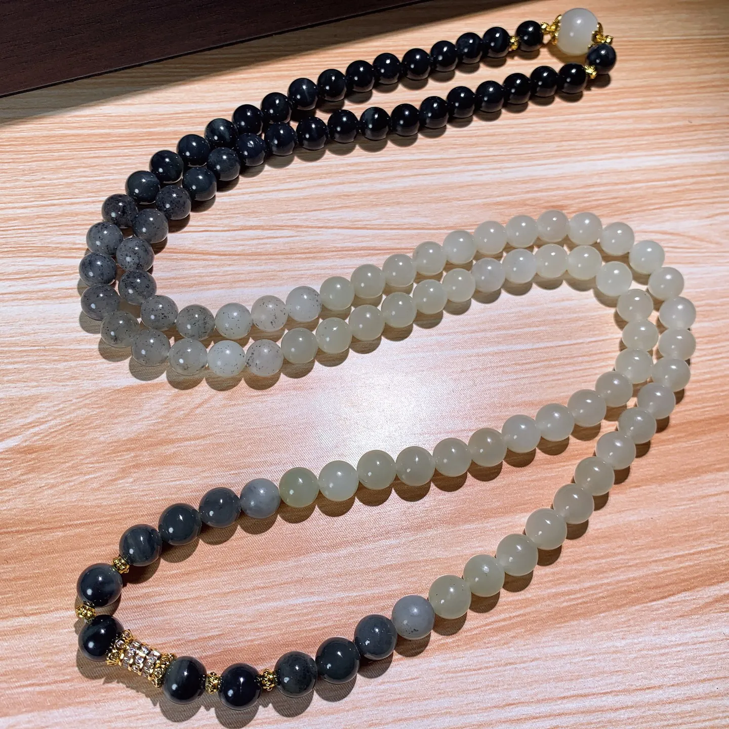 新疆和田玉籽料青花108佛珠项链。单颗尺寸8！玉质细腻油润。手推出油。佩戴高端典雅。lt251203