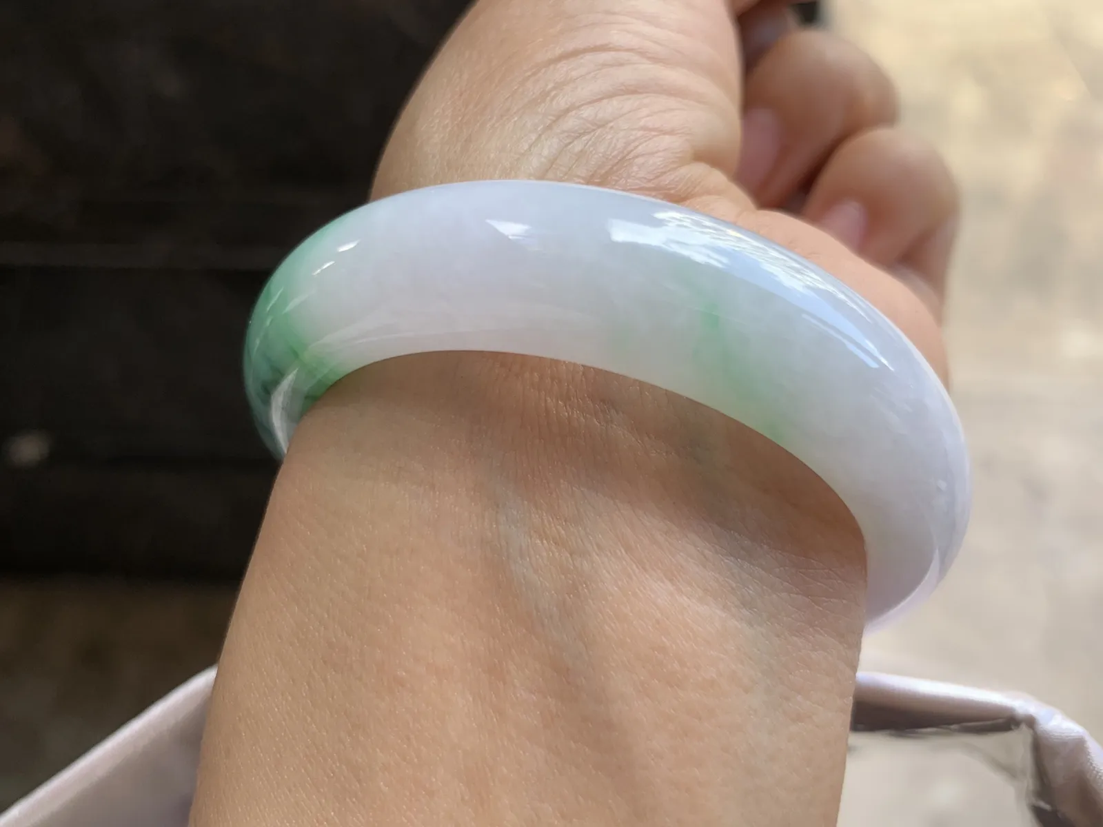 50.5-13.4-8.4mm
带色手镯 底子细腻 颜色漂亮 小手捡漏