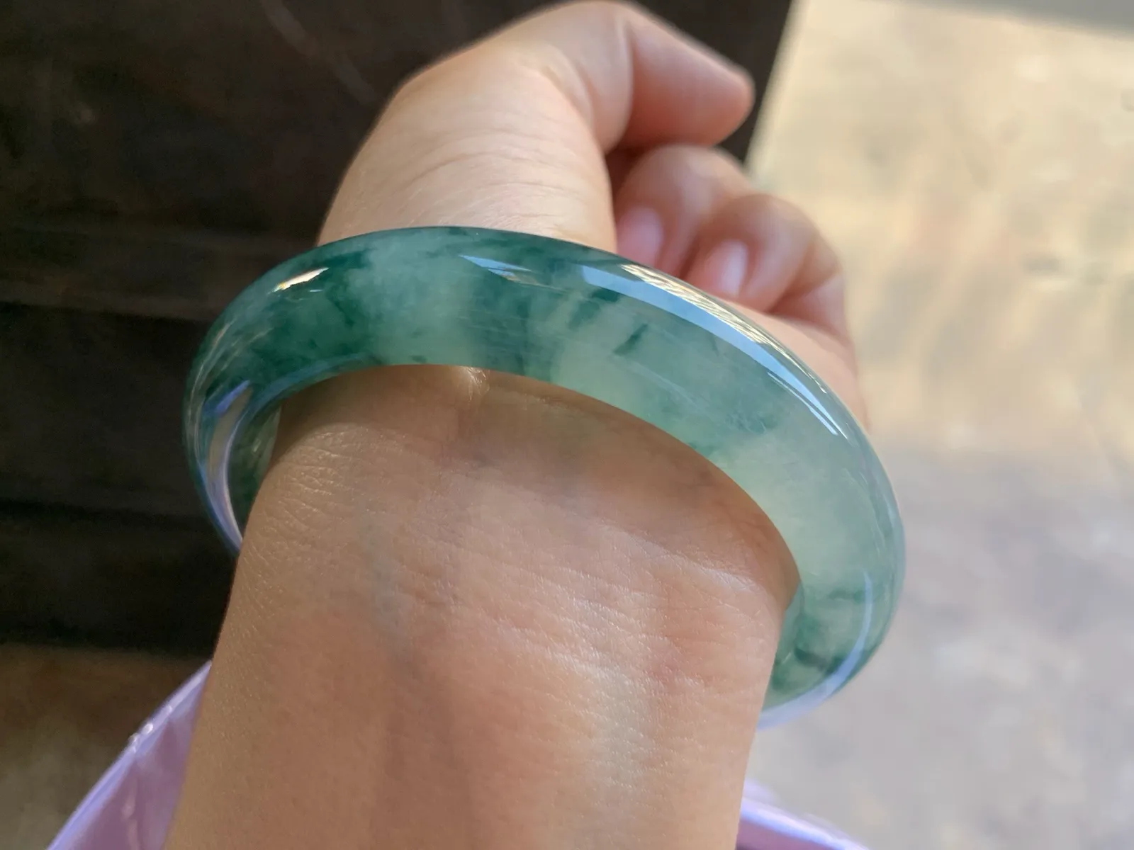 56-11.8-8.7mm
冰种飘花手镯 种好水润 花色浓郁