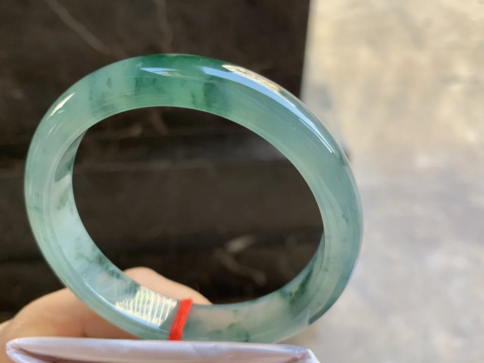 56.5-12.4-7.7mm
冰种飘花手镯 水润光泽 花色漂亮