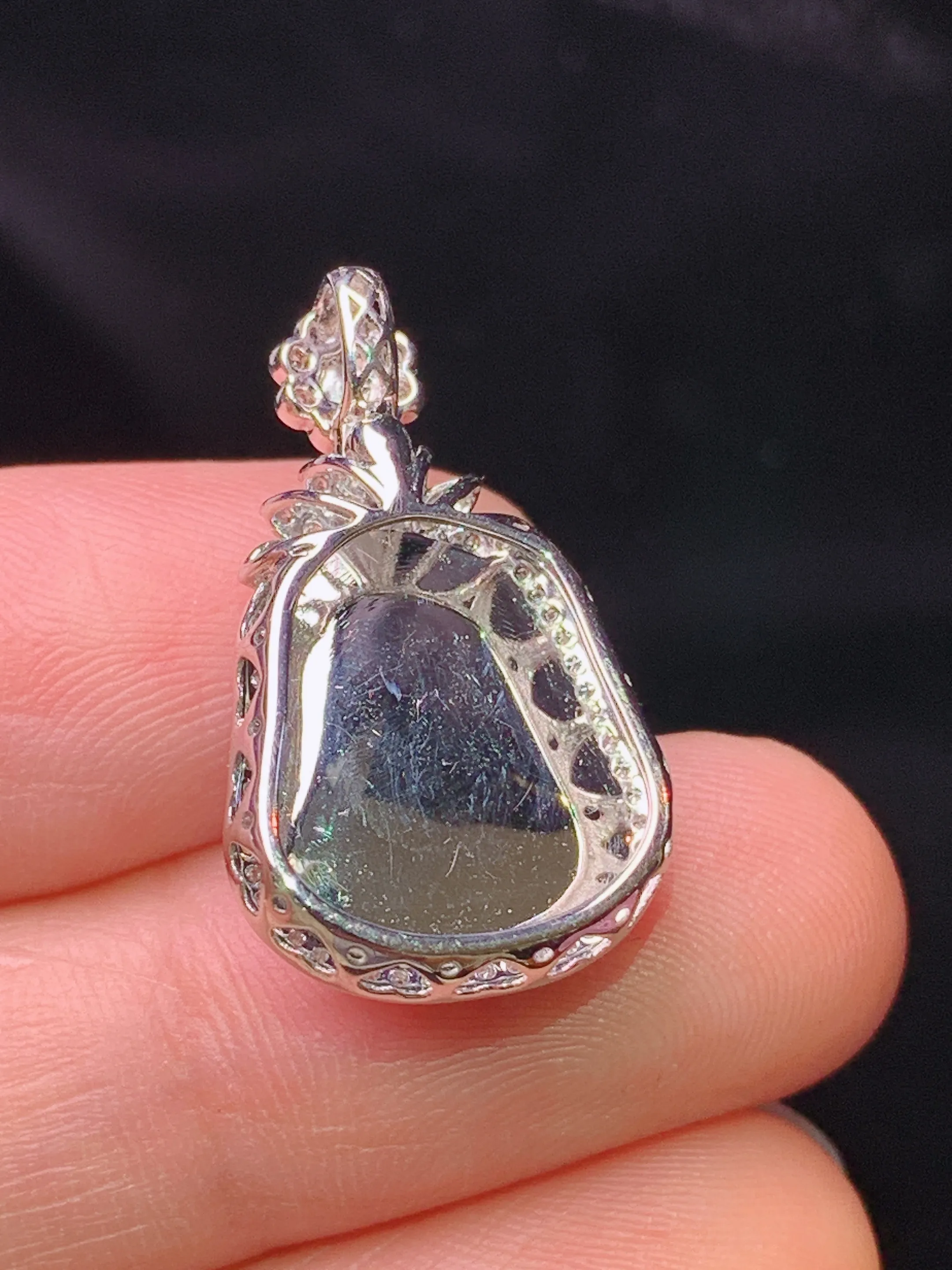 18k金钻镶嵌翠绿福瓜吊坠 玉质细腻 色泽清新艳丽 整体尺寸24.2*14.3*8