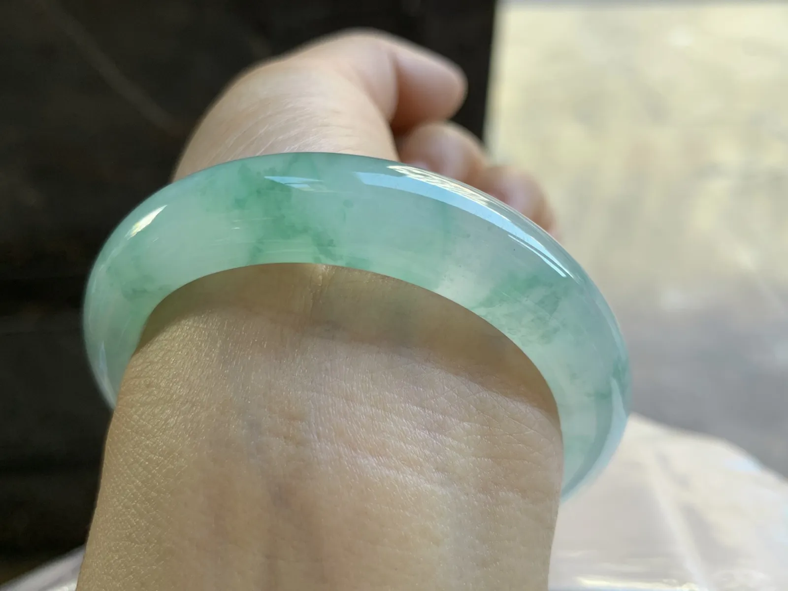 51.5-12.4-8mm
冰种绿花手镯 水润光泽 花色漂亮