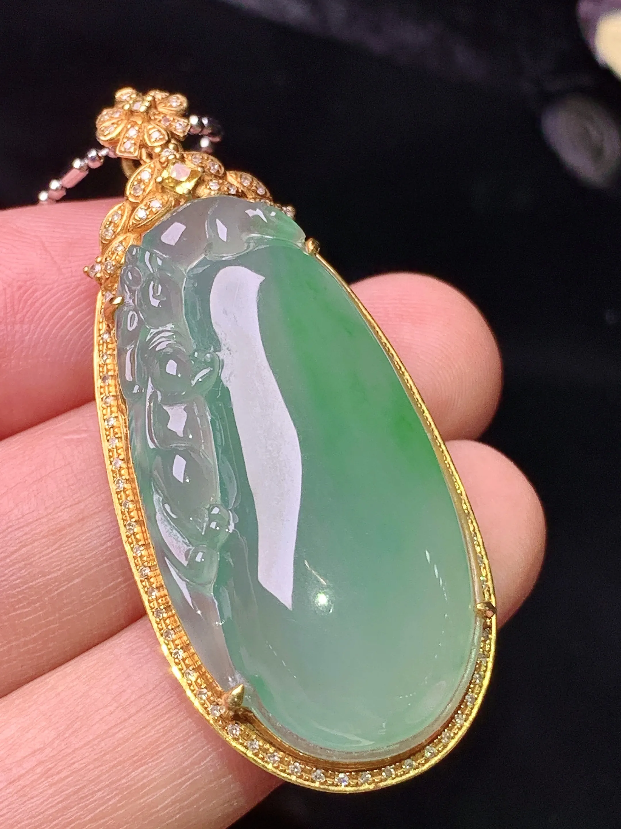 18k金钻镶嵌冰种飘绿福瓜吊坠 玉质细腻 色泽清新艳丽 整体尺寸46.7*20.7*10.6