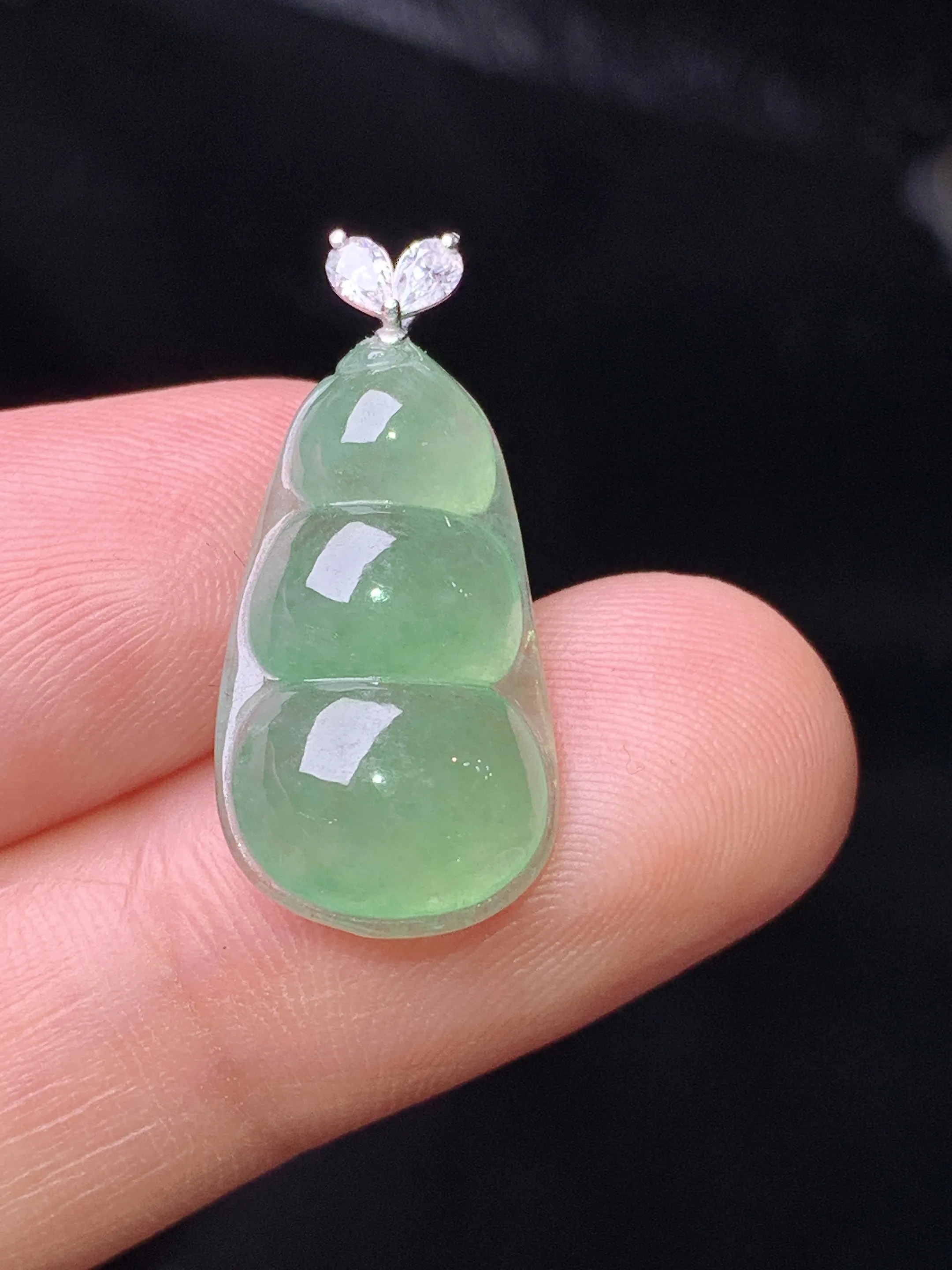 18k金钻镶嵌冰种晴绿四季豆吊坠 玉质细腻 色泽清新艳丽 整体尺寸24*11*4.8