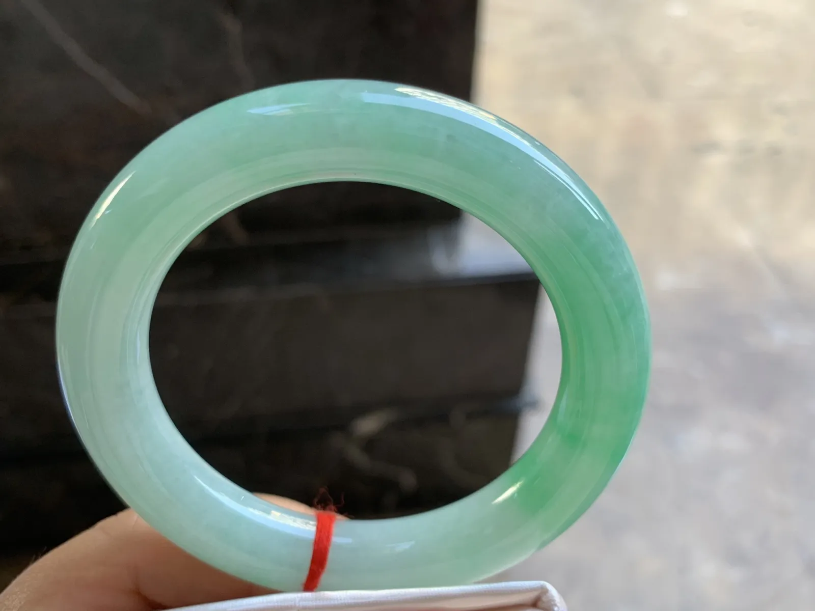 56.5-11.2mm
带色圆条手镯 底子细腻 颜色漂亮