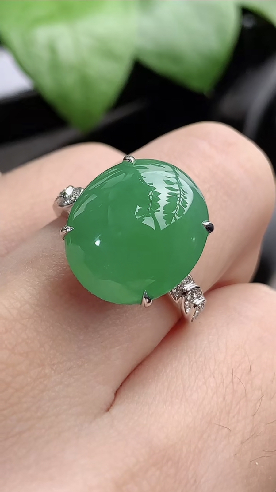 a货翡翠老坑冰种18K金伴钻镶嵌阳绿蛋面戒指 圈口17.7裸石尺寸15.2×13mm 重量6.33g 1204