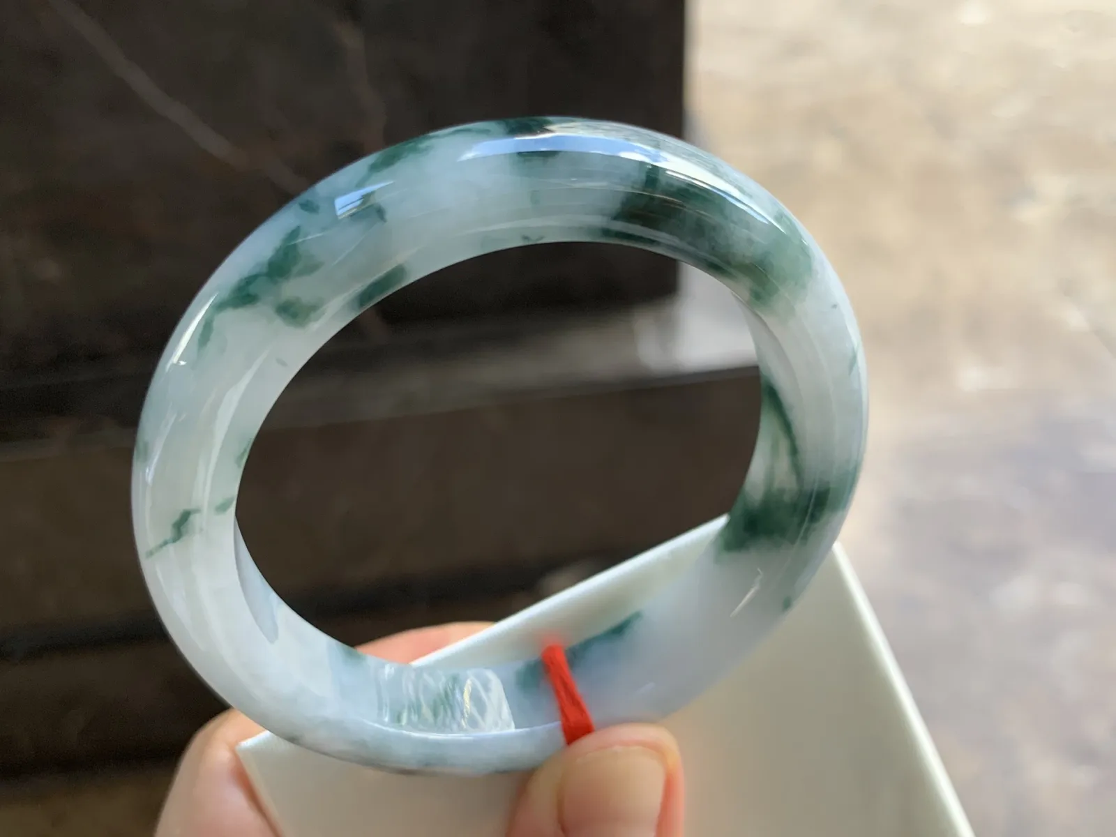 55-12.4-8.4mm
飘花手镯 底子细腻 花色浓郁