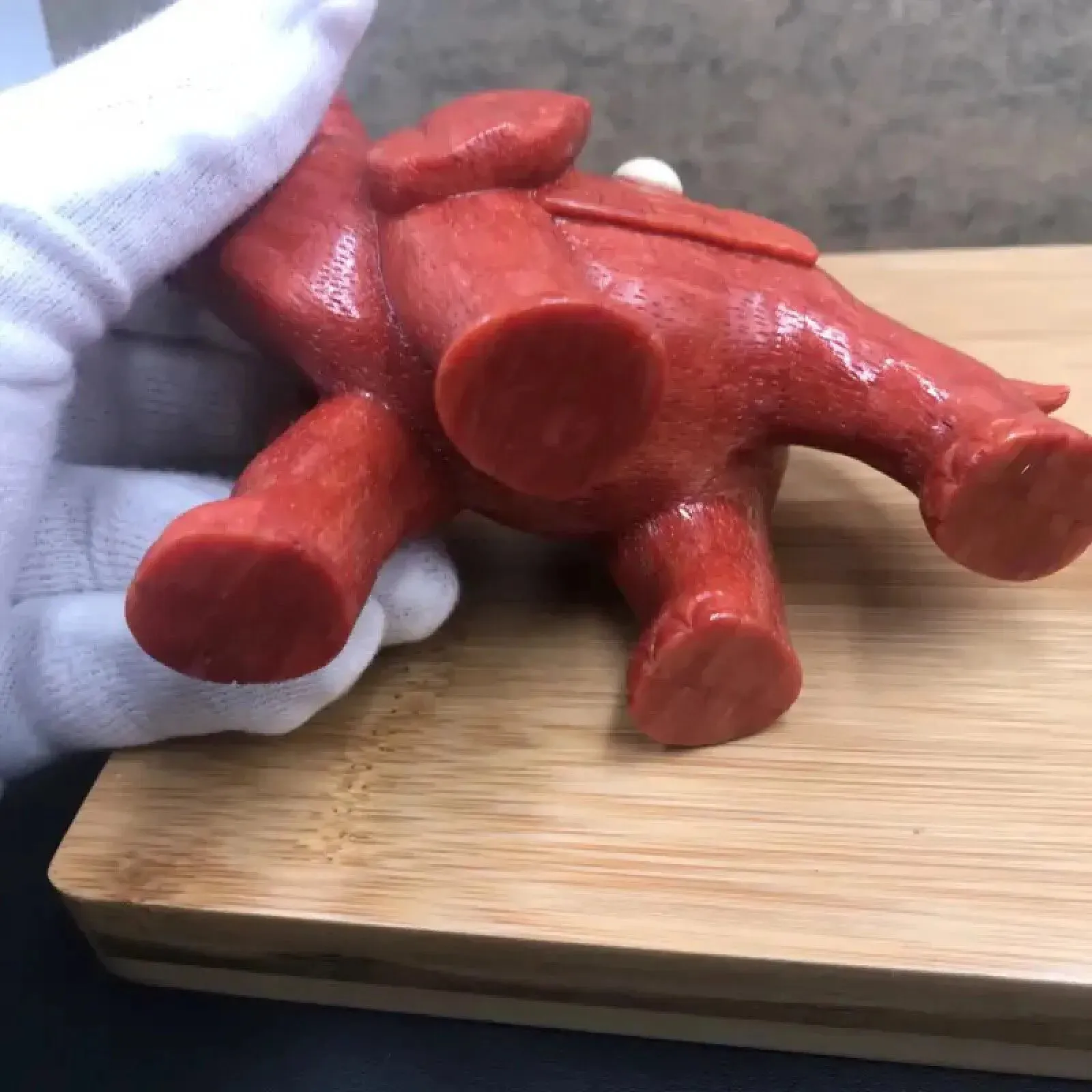 【红珊瑚大象摆件】意大利产地，沙丁材料，采用台湾拼接工艺，精心选料，精心雕刻，天然蜜蜡绿松点缀，象牙也是天然白珊瑚打磨而成，形象逼真！尺寸：高120mm,宽110mm，厚度56.3mm，重量267克！珊瑚属有机宝石，色泽喜人，质地莹润，生长于远离人类的深海中。与珍珠、琥珀并列为三大有机宝石，在东方佛典中亦被列为七宝，自古即被视为富贵祥瑞之物。