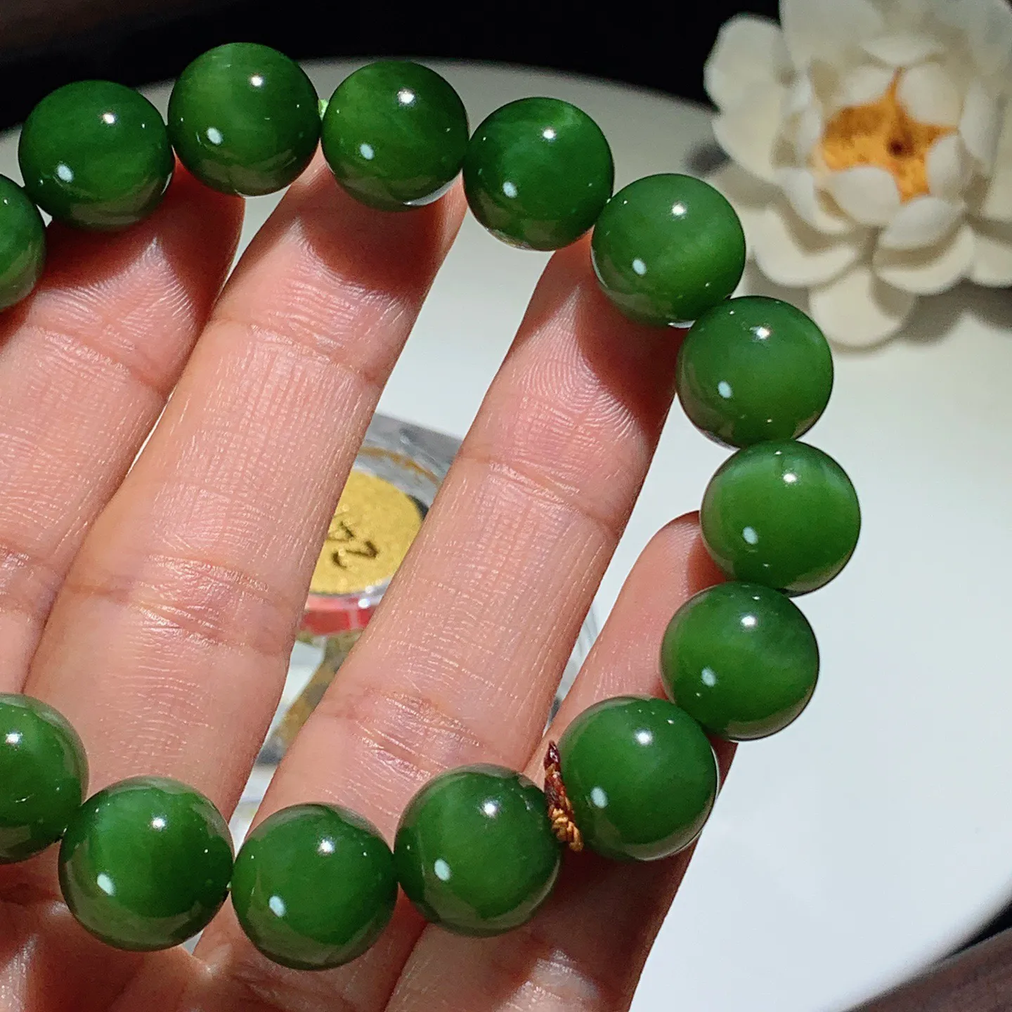 和田玉菠菜绿猫眼俄罗斯碧玉手串。单颗尺寸12！玉质细腻油润。手推出油。佩戴高端典雅。lt251203