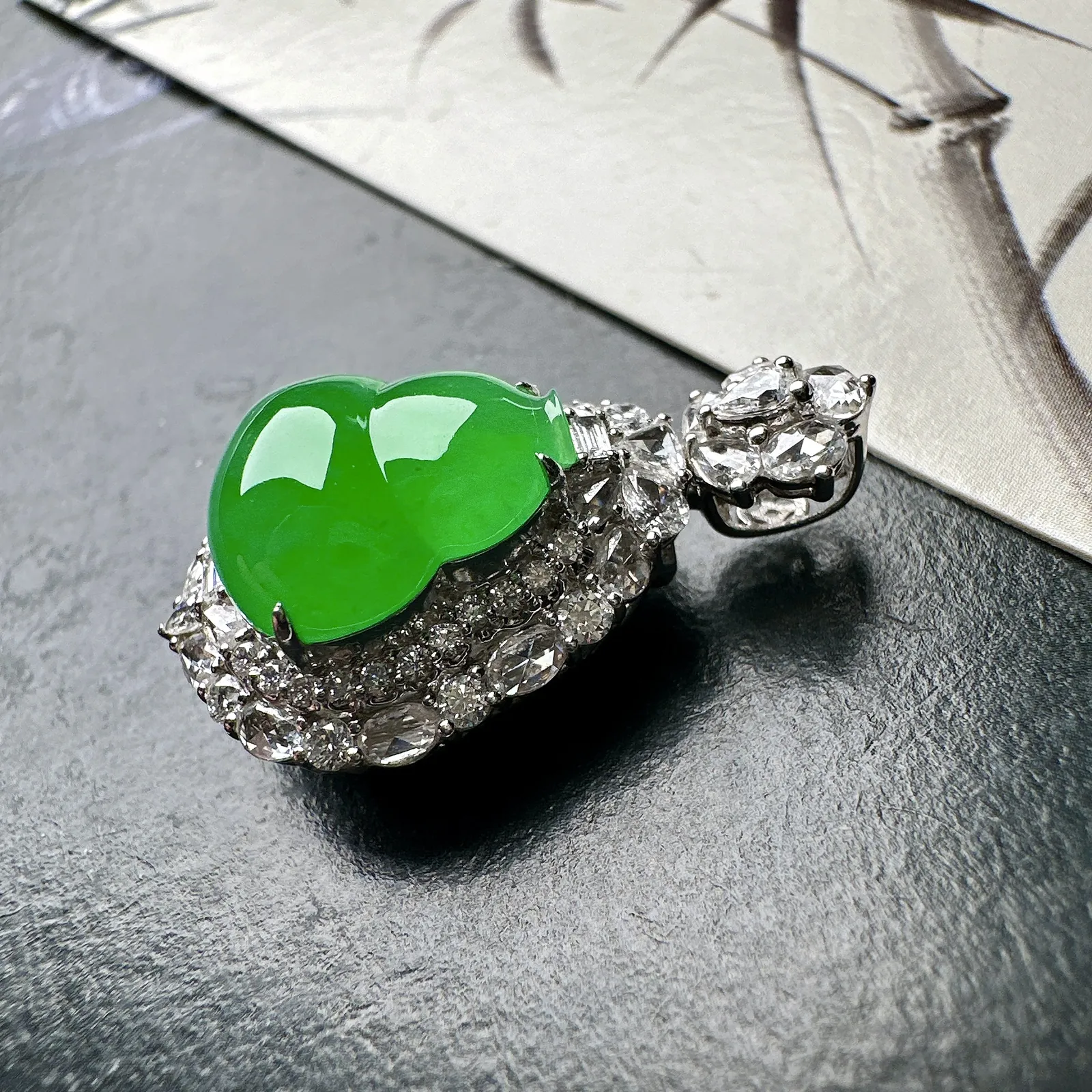 【冰种满绿葫芦吊坠】种水色俱全，冰透闪亮，通透感饱满度很好，18k金钻豪华镶嵌，裸石尺寸13.5*11.9*4.5毫米