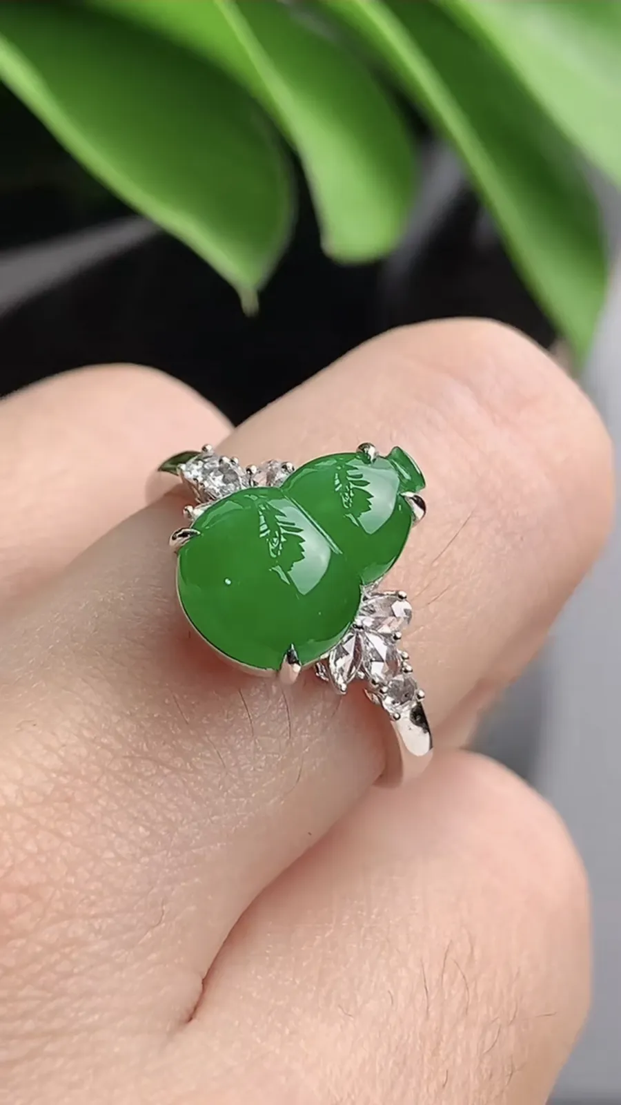 a货翡翠老坑冰种18K金伴钻镶嵌阳绿葫芦戒指 圈口17.6裸石尺寸12×8.2mm 重量3.34g 1203