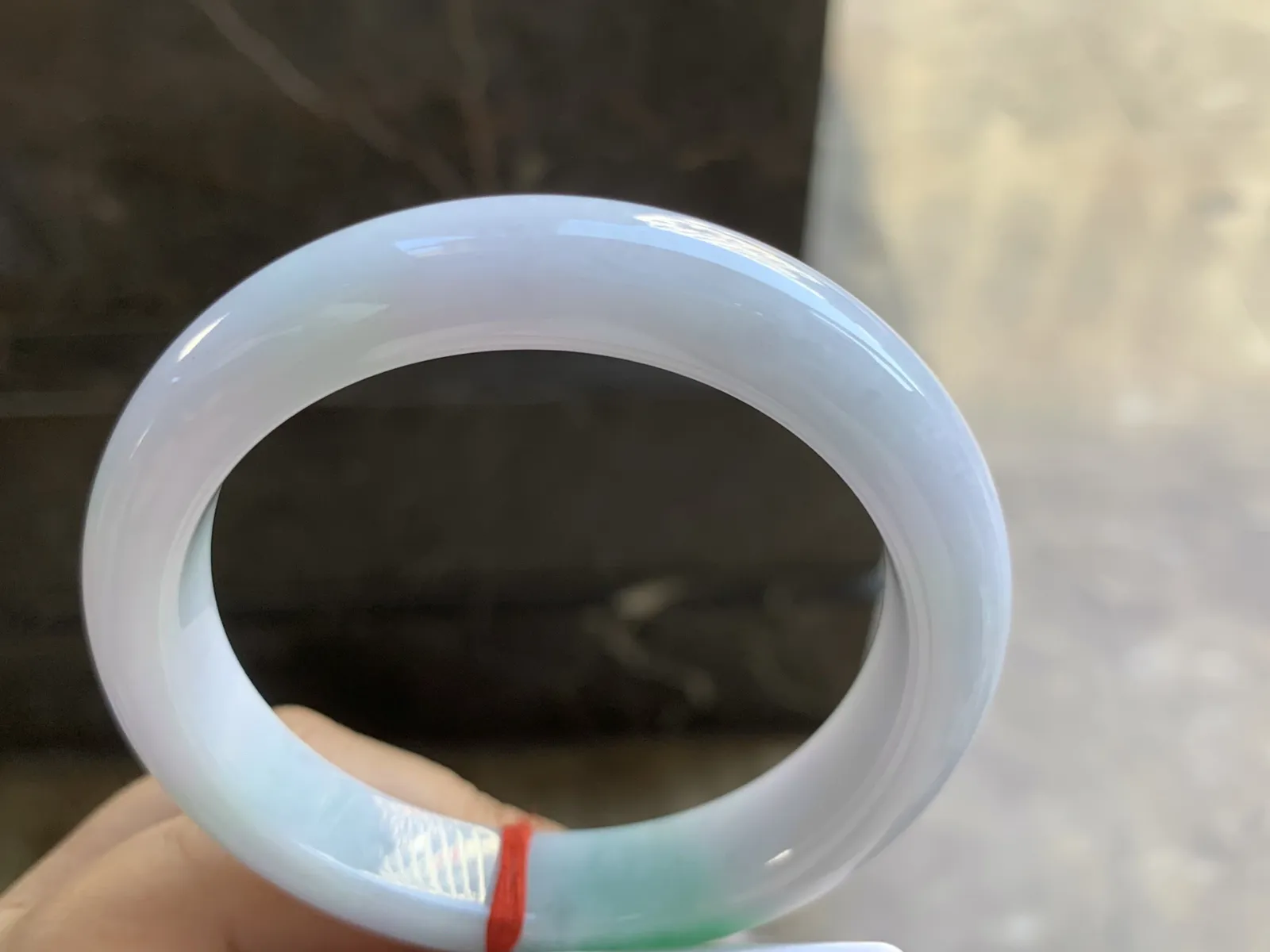 56.5-12-9mm
白底青手镯 底子细腻 颜色漂亮