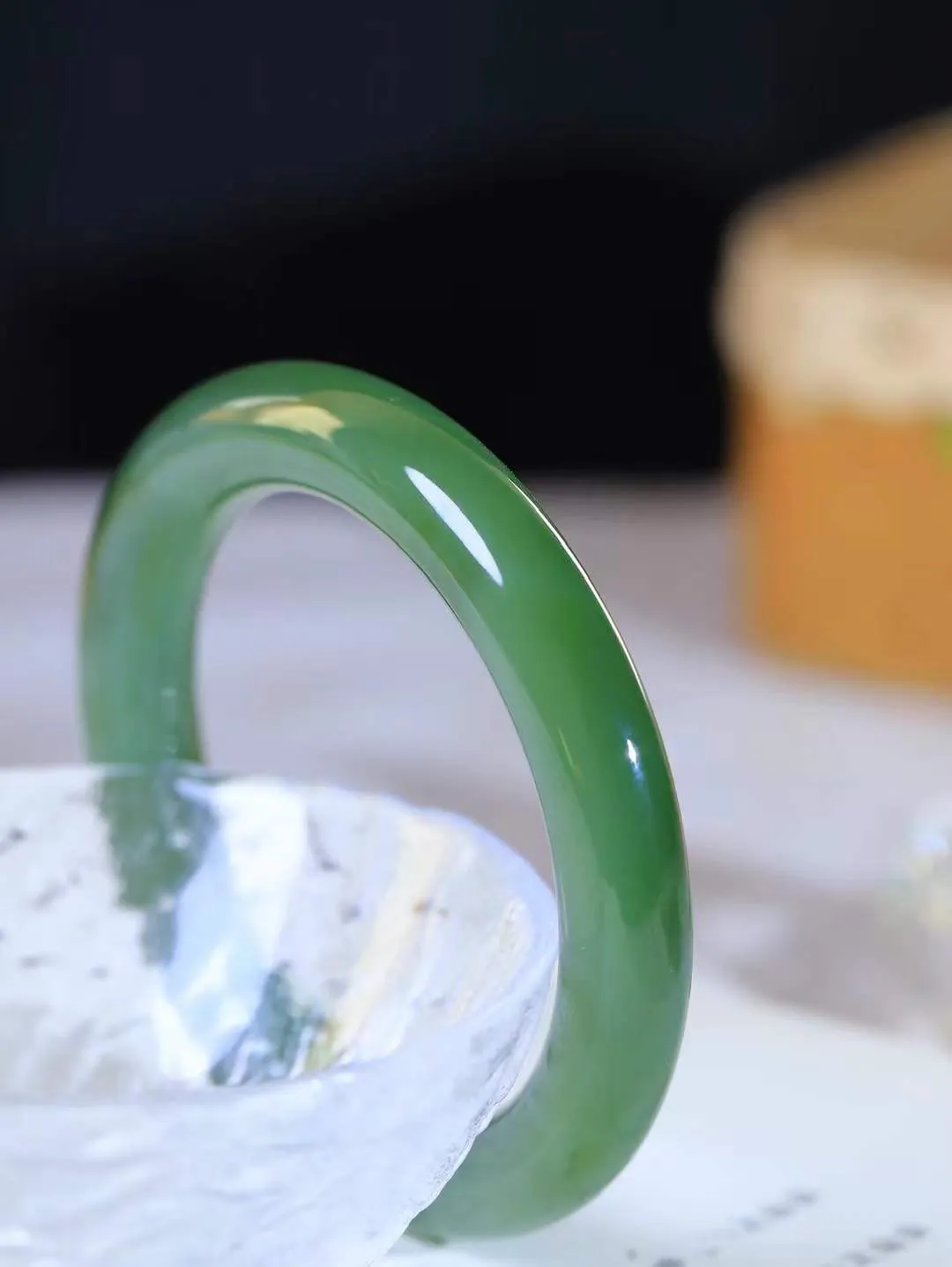 【悠悠芳华.镯】

精品和田玉碧玉手镯 玉质温润 青葱岁月，尽收腕中，婉转流畅，凝岁月悠长。盈一眸恬淡，挽一抹绿意。重67克 内径58mm尺寸11-11.8mm   86120355A
