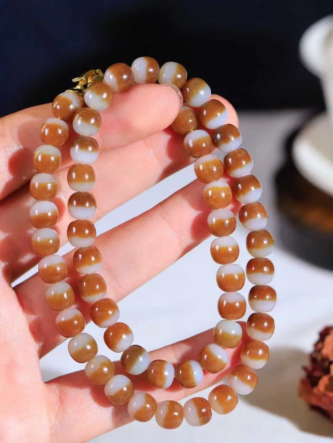 （老型珠.项链）

精品和田玉糖白玉老型珠项链 玉质温润细腻 佩戴舒适。间关莺语花底滑，一生美好时光，无论身在何处，都有它相伴相守。事事顺遂，幸福美满，吉祥如意。重47.3克   尺寸取一7.6-8mm   FDA-771102531